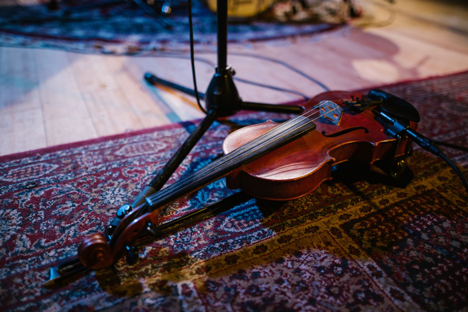 live house stage warm light (Photo: RDNE Stock project / Pexels)