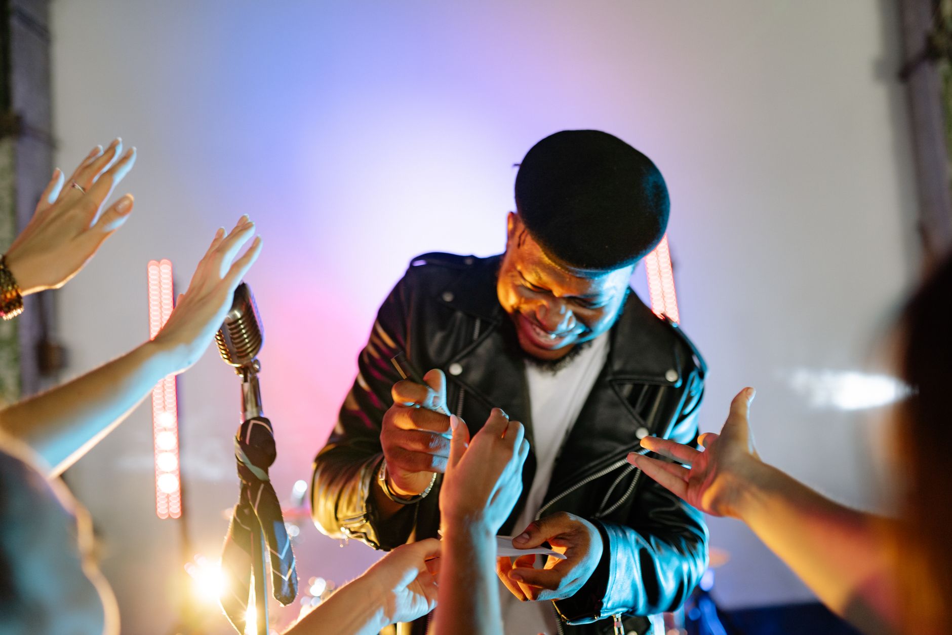 musician laptop ticket smiling fans (Photo: Yan Krukau / Pexels)