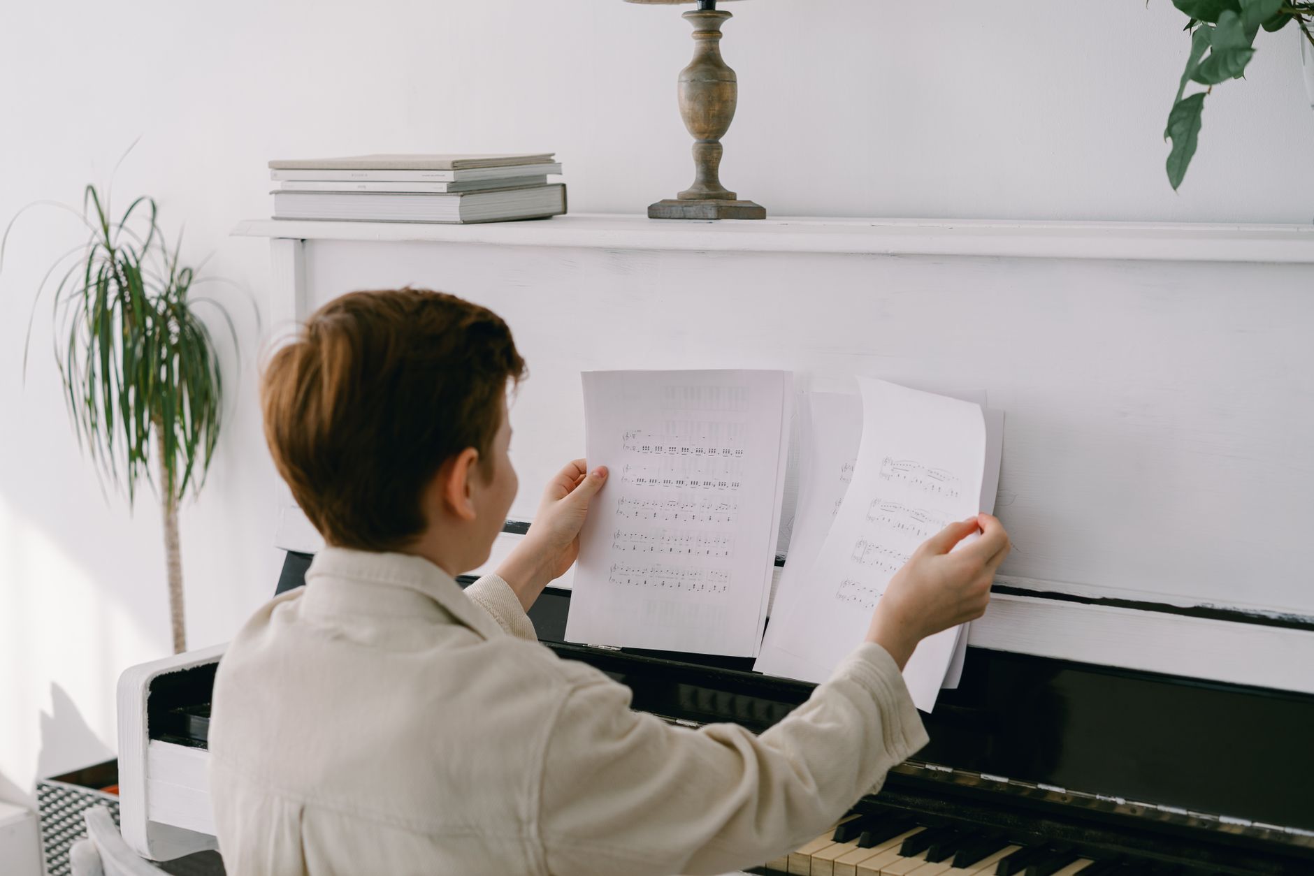 musician sheet music (Photo: Mikhail Nilov / Pexels)