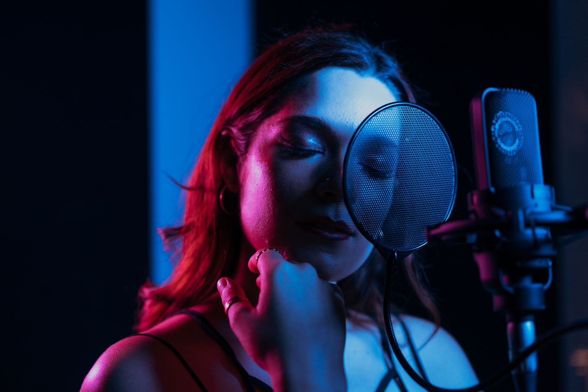singer microphone studio (Photo: Los Muertos Crew / Pexels)