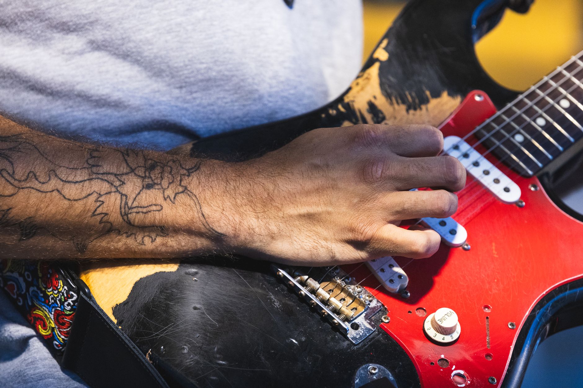 tired musician guitar (Photo: Stepan Vrany / Pexels)