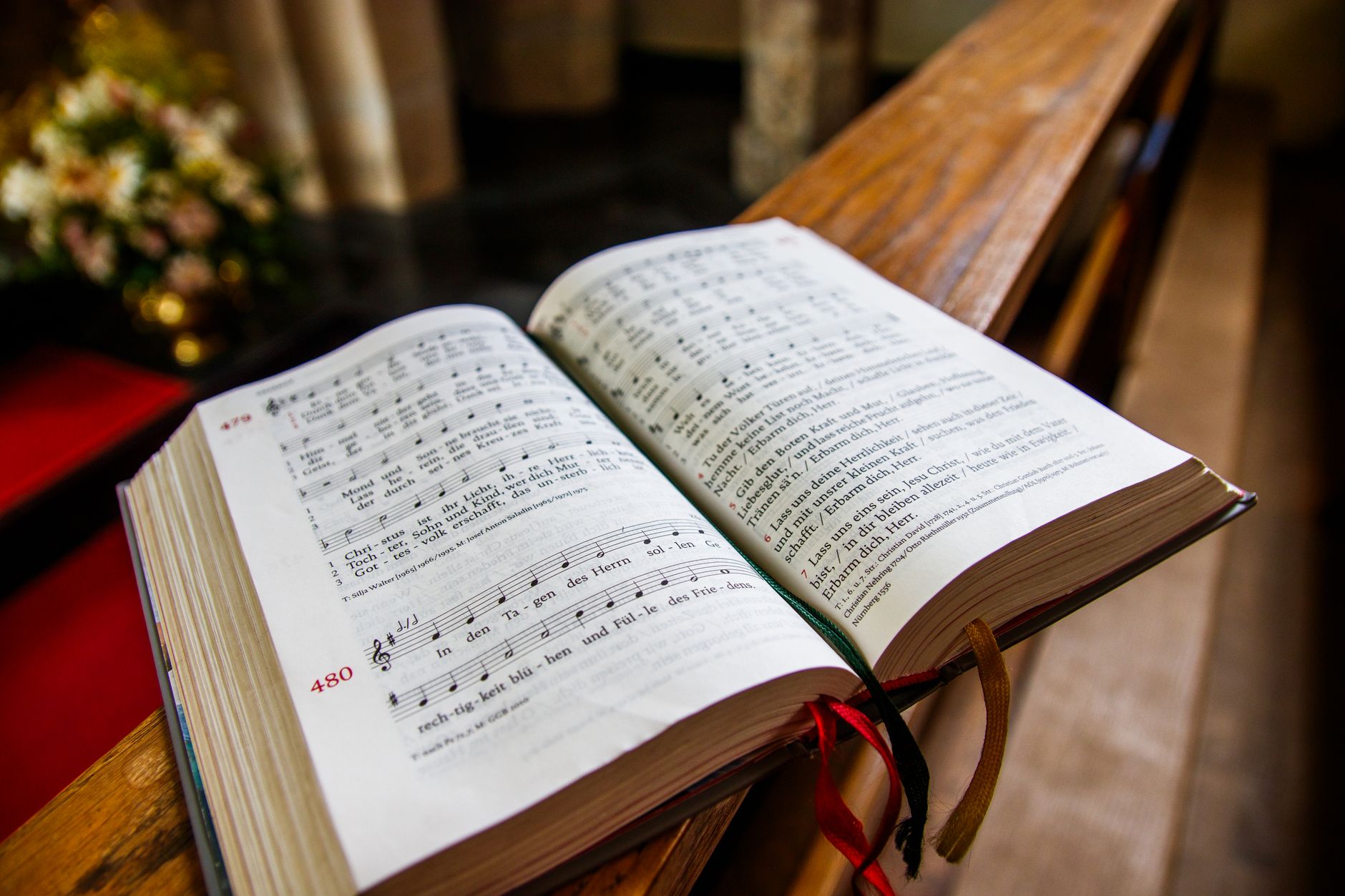 songbook open guitar (Photo: Freek Wolsink / Pexels)