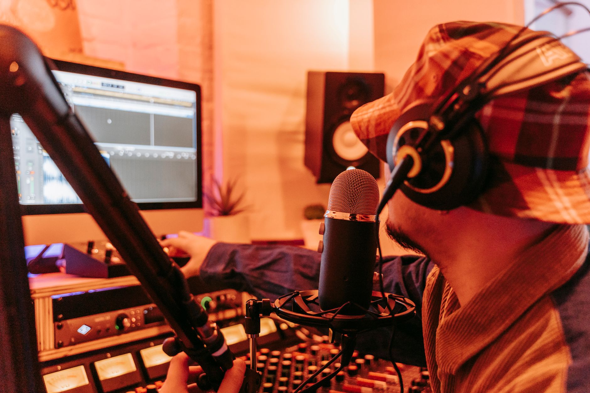 daw plugin screen vocal (Photo: Anna Pou / Pexels)