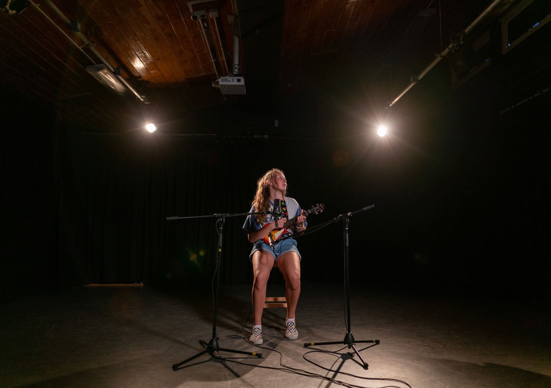 singer warm light stage (Photo: Ben Collins / Pexels)