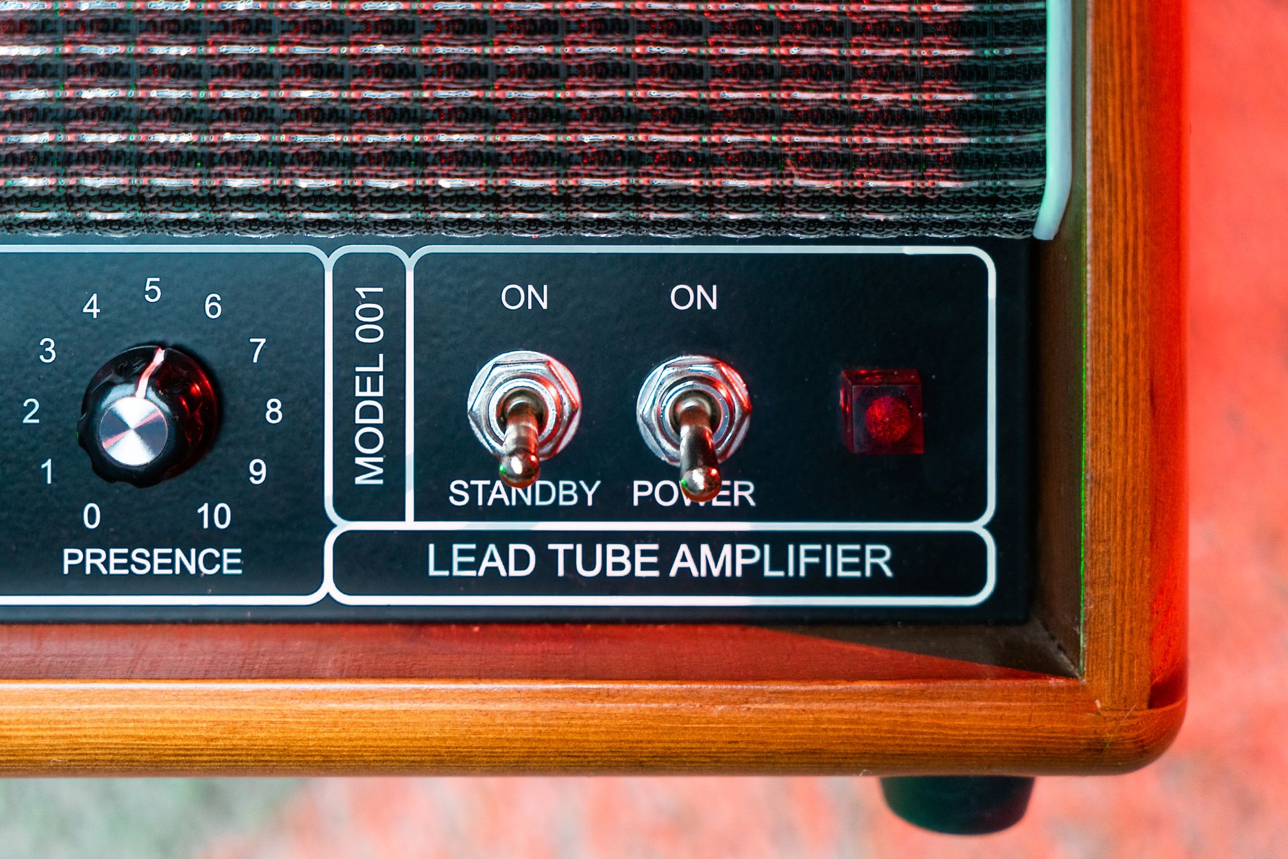vintage tube audio rack (Photo: Alena Sharkova / Pexels)