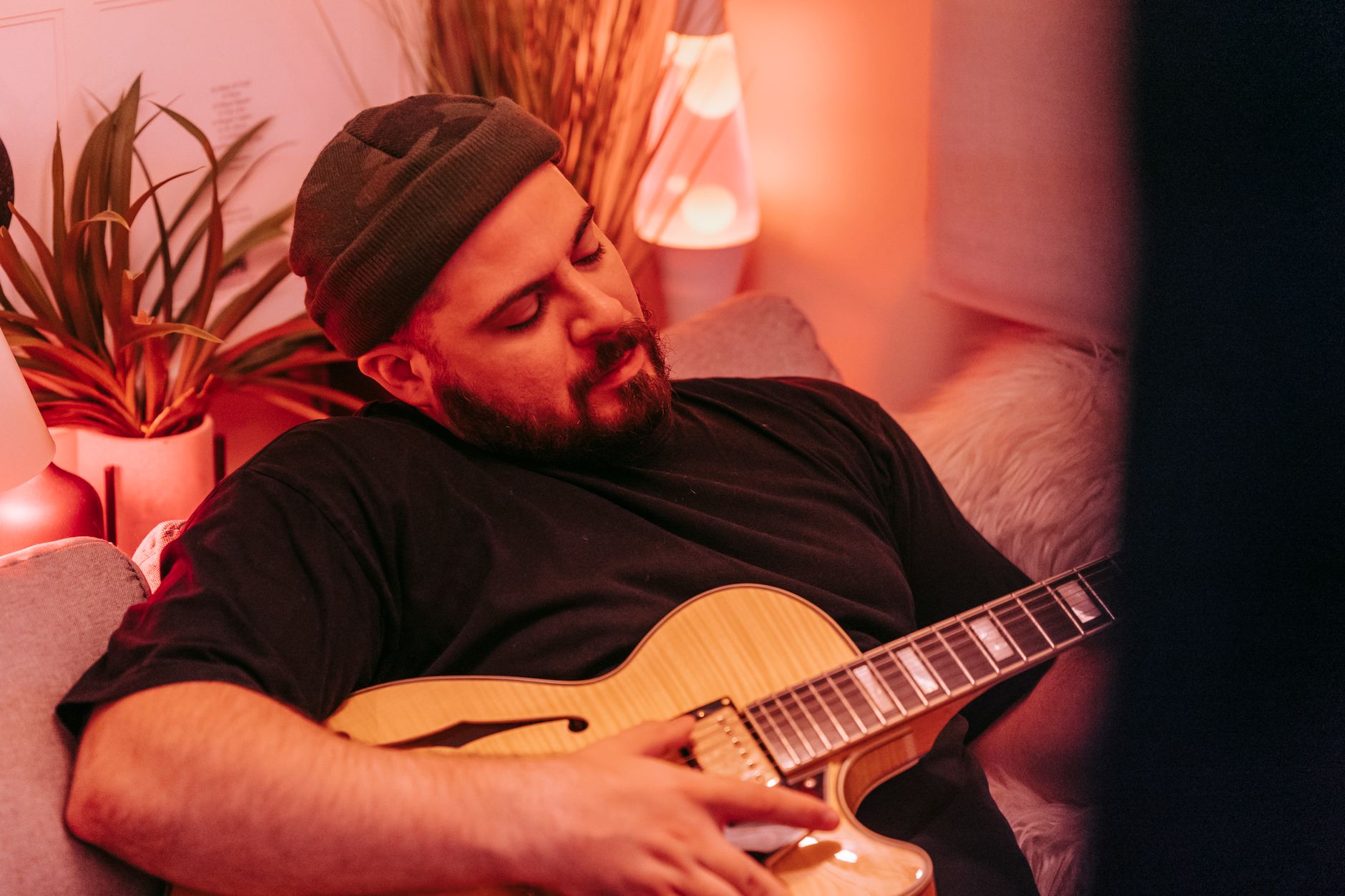 musician guitar warm light home (Photo: Anna Pou / Pexels)