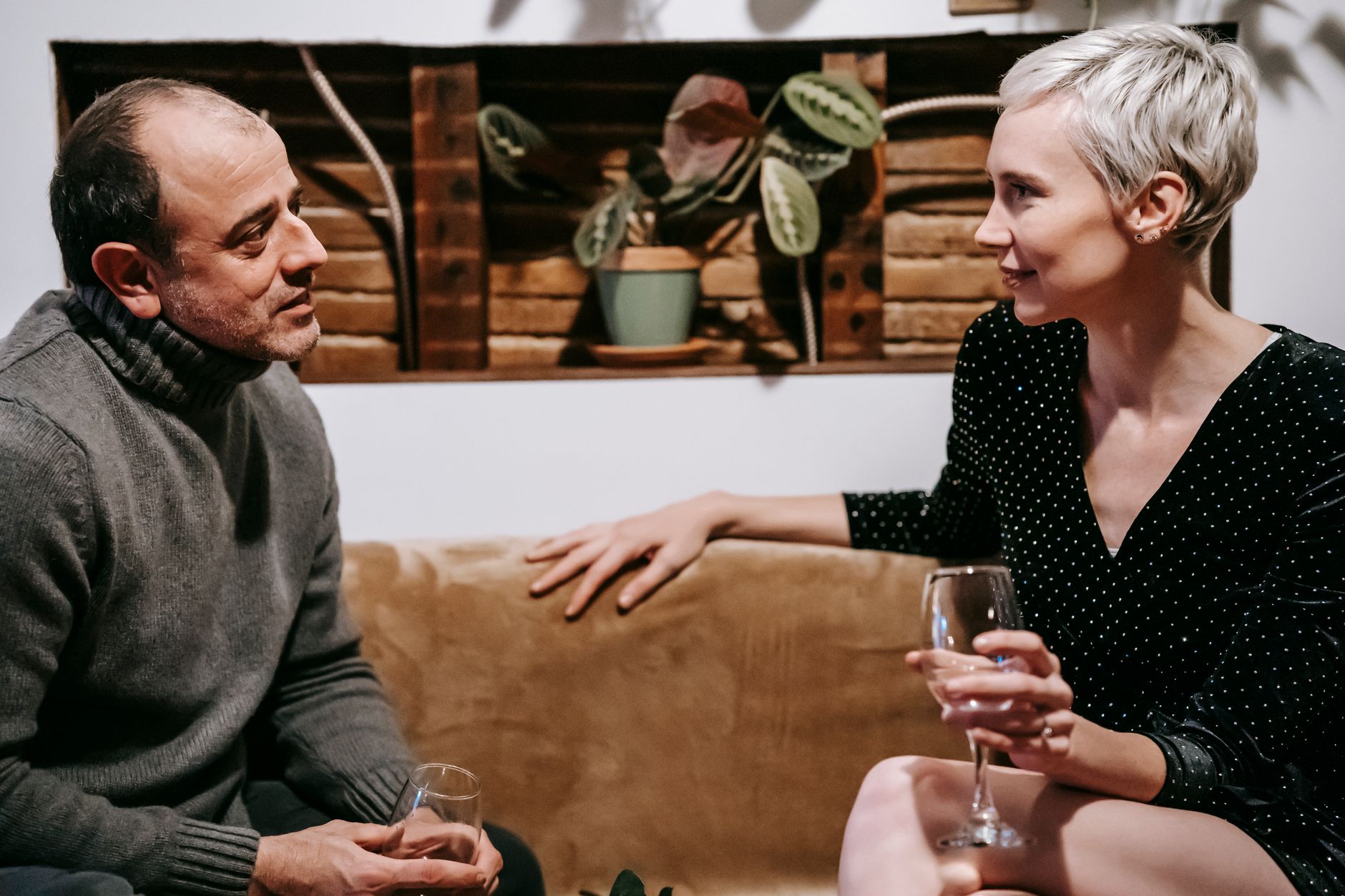 couple talking home evening (Photo: Gary  Barnes / Pexels)