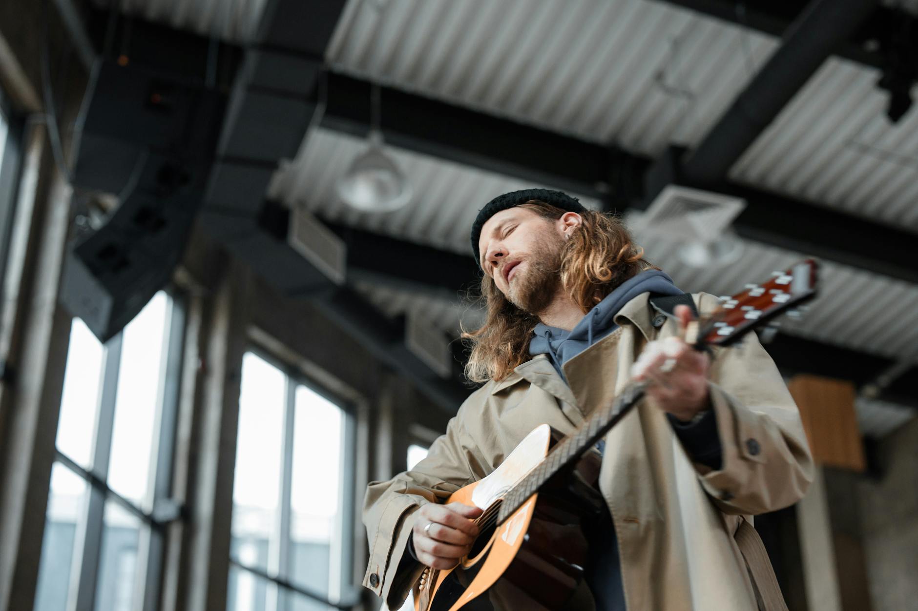 indie musician acoustic guitar (Photo: Ron Lach / Pexels)