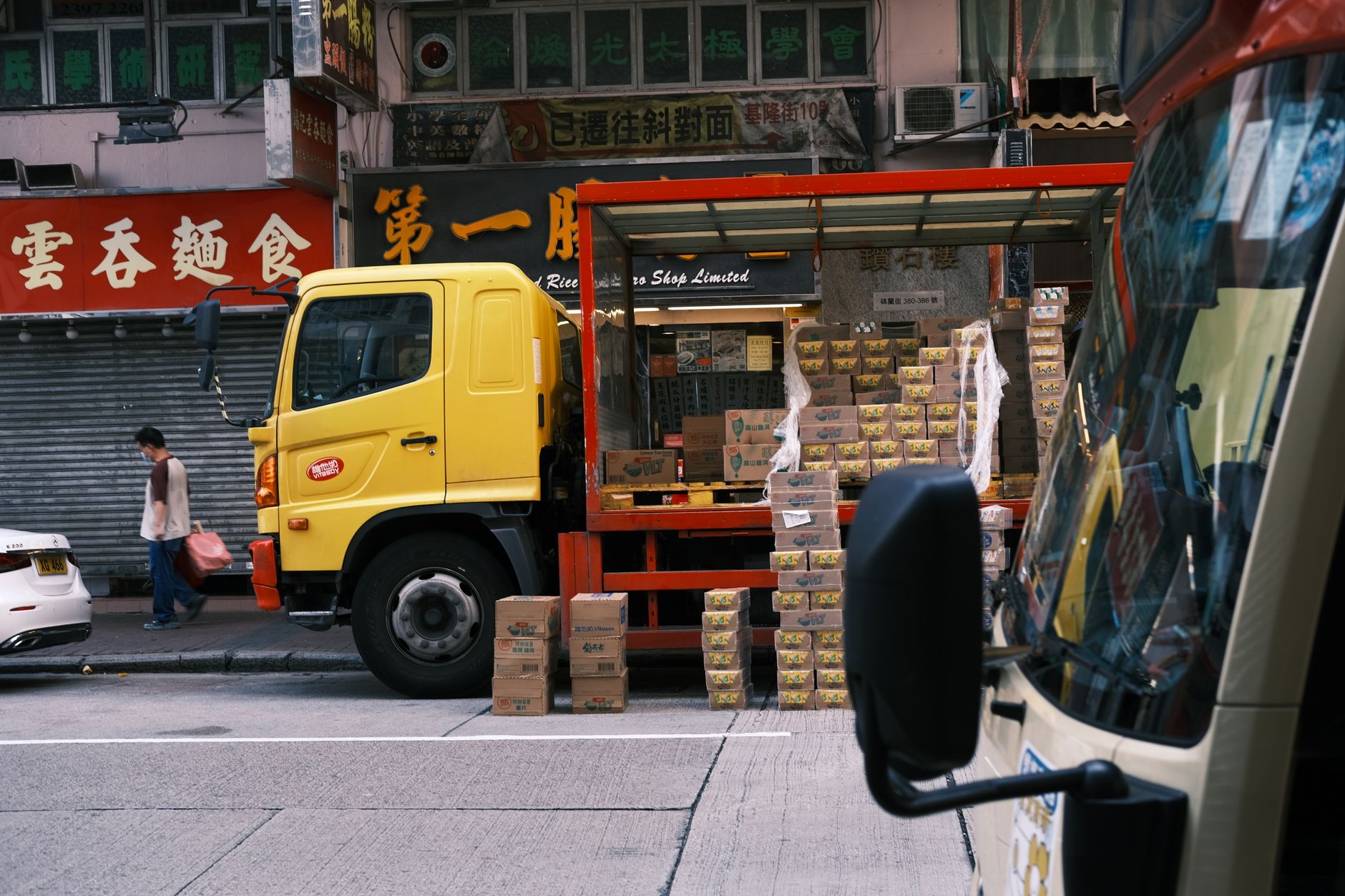 delivery box truck (Photo: Tito Zzzz / Pexels)