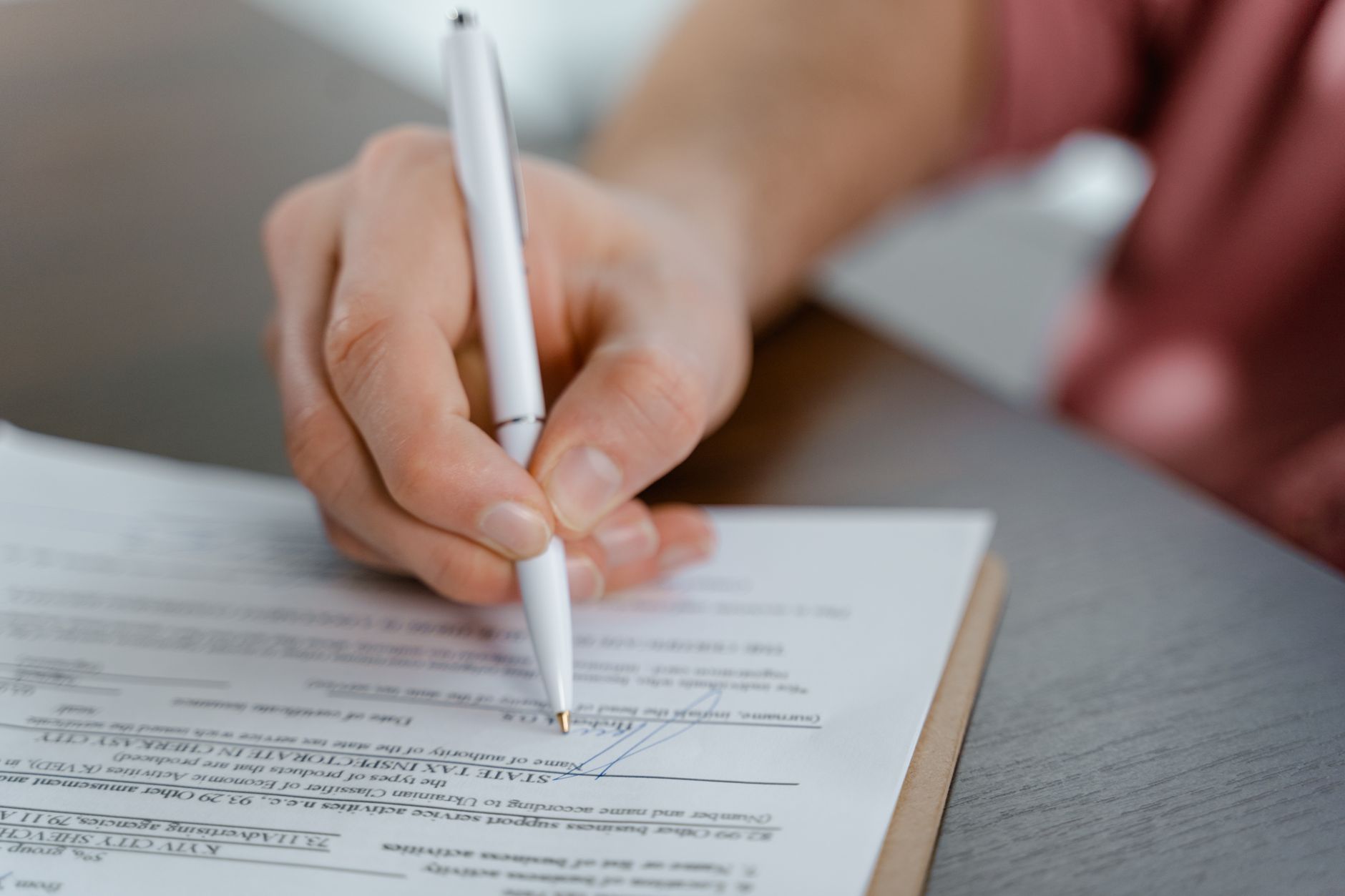 contract documents signing (Photo: Tima Miroshnichenko / Pexels)