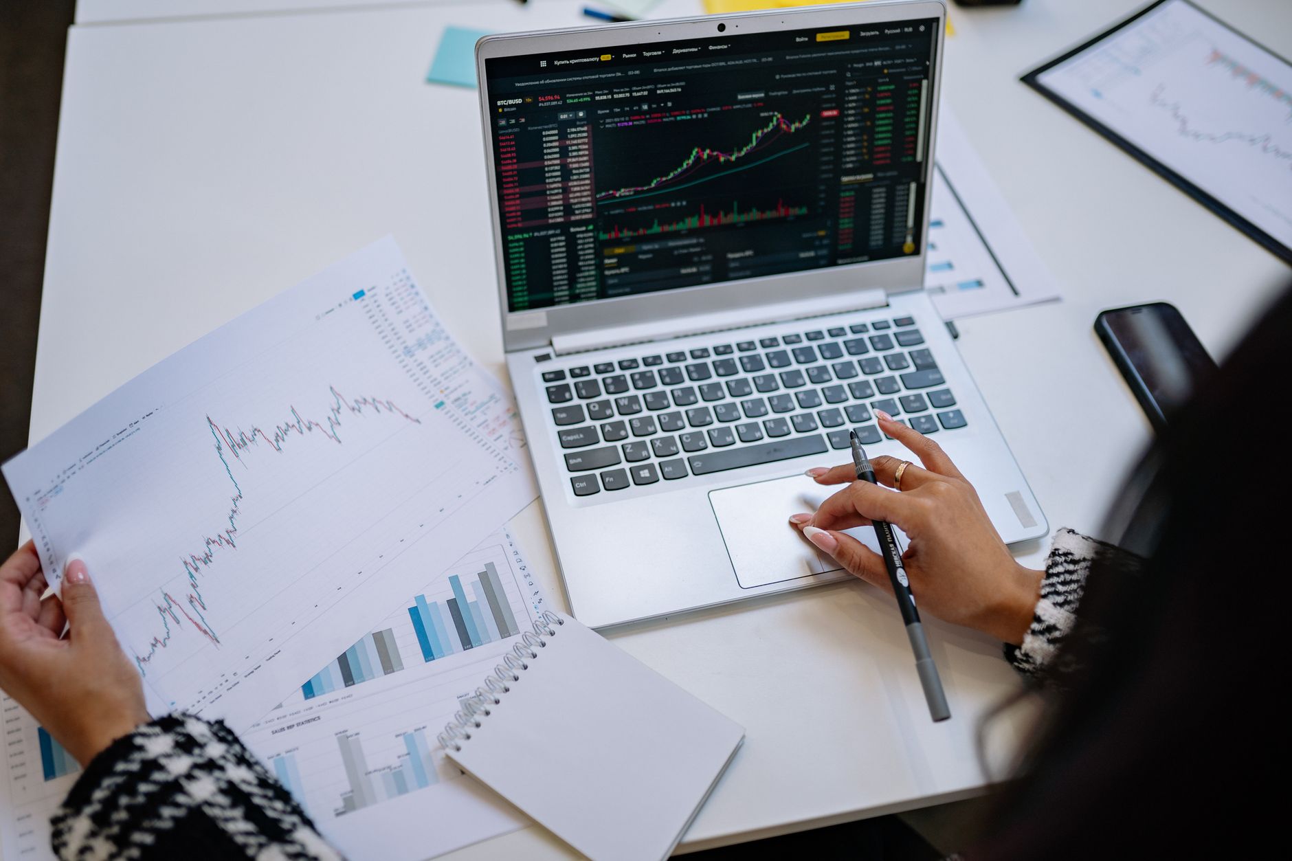 graph chart laptop screen (Photo: Yan Krukau / Pexels)