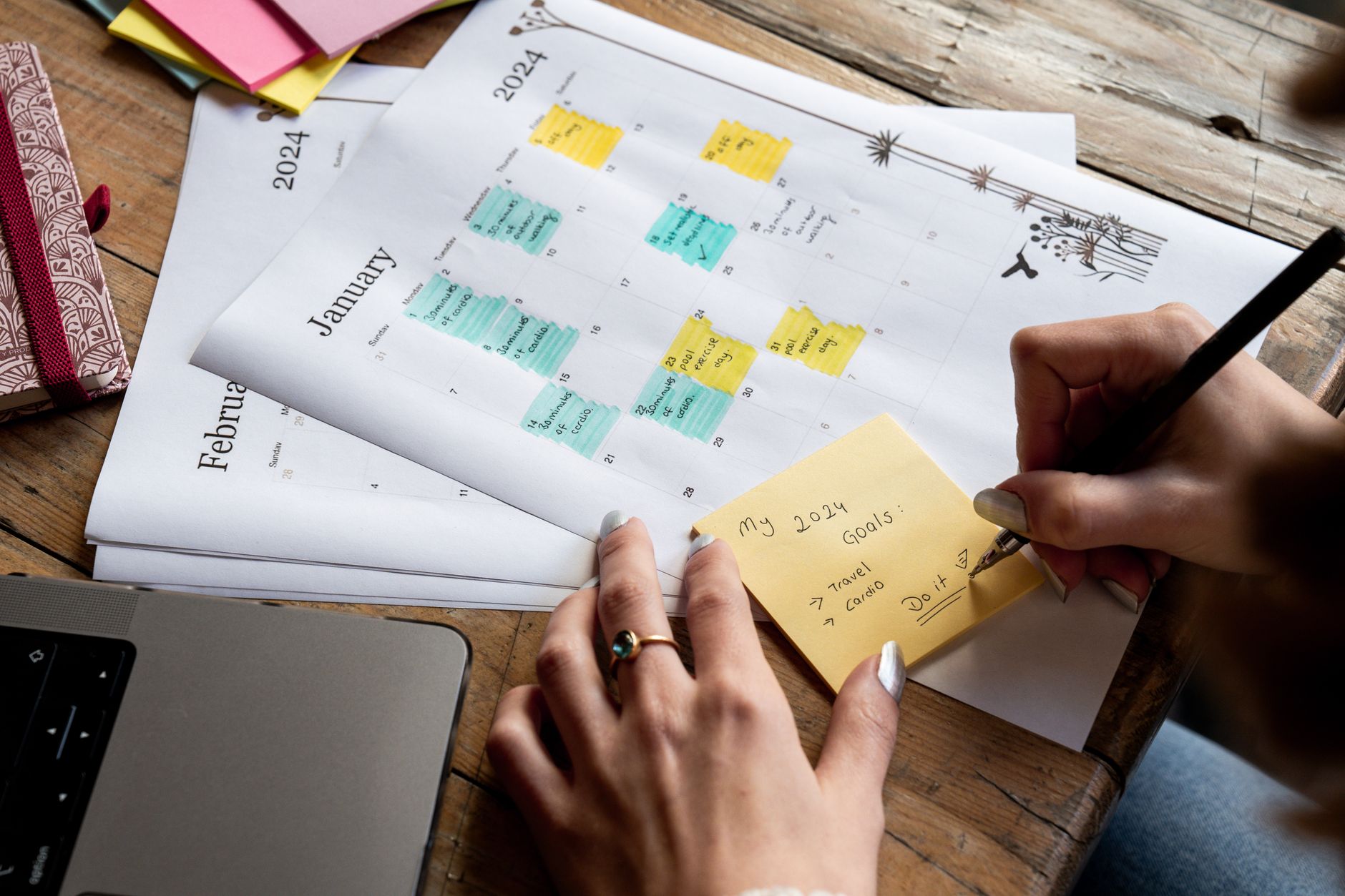 calendar planning hand (Photo: Ahmed ؜ / Pexels)