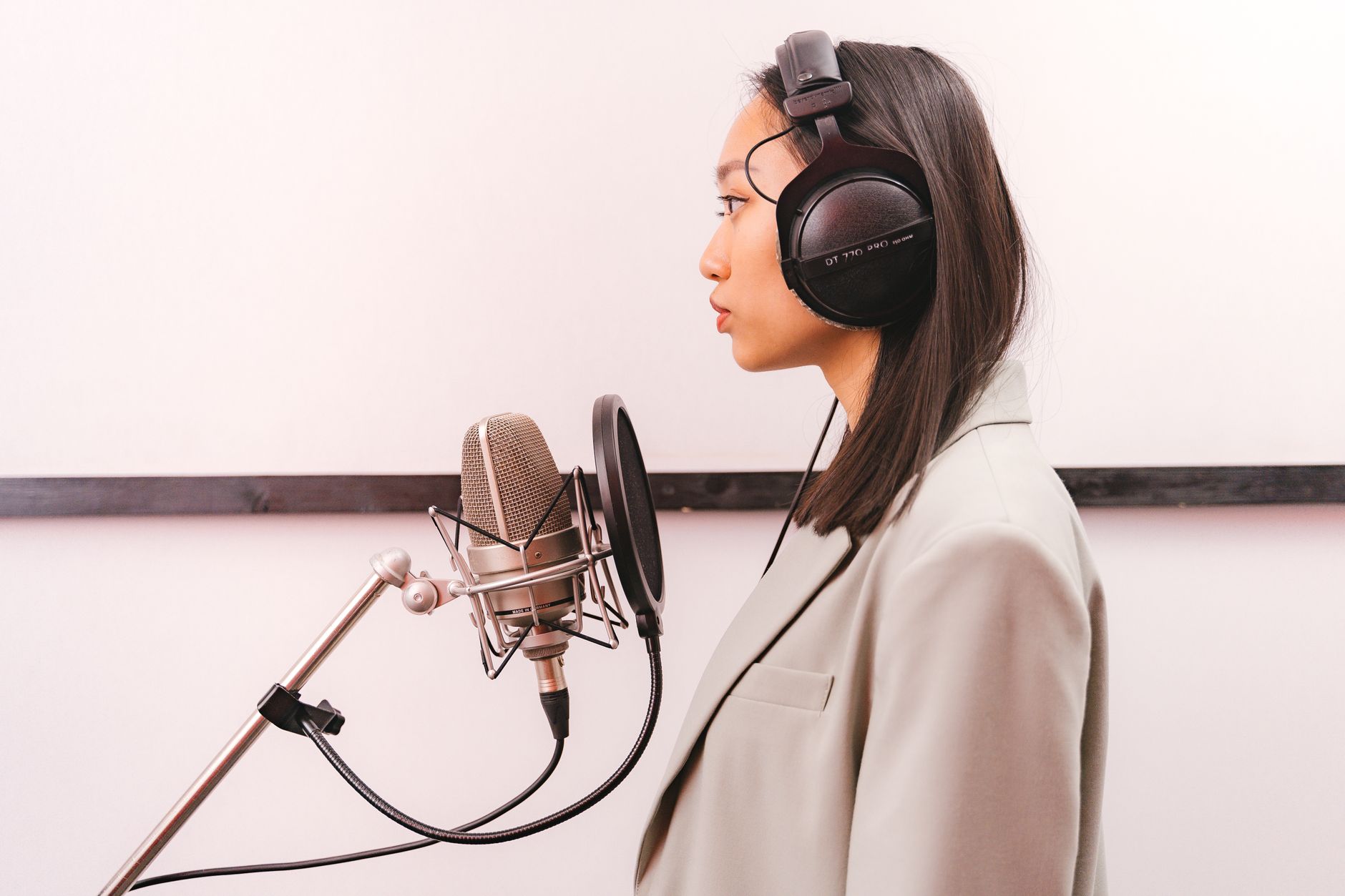 singer headphones piano (Photo: AI25.Studio AI GENERATIVE / Pexels)