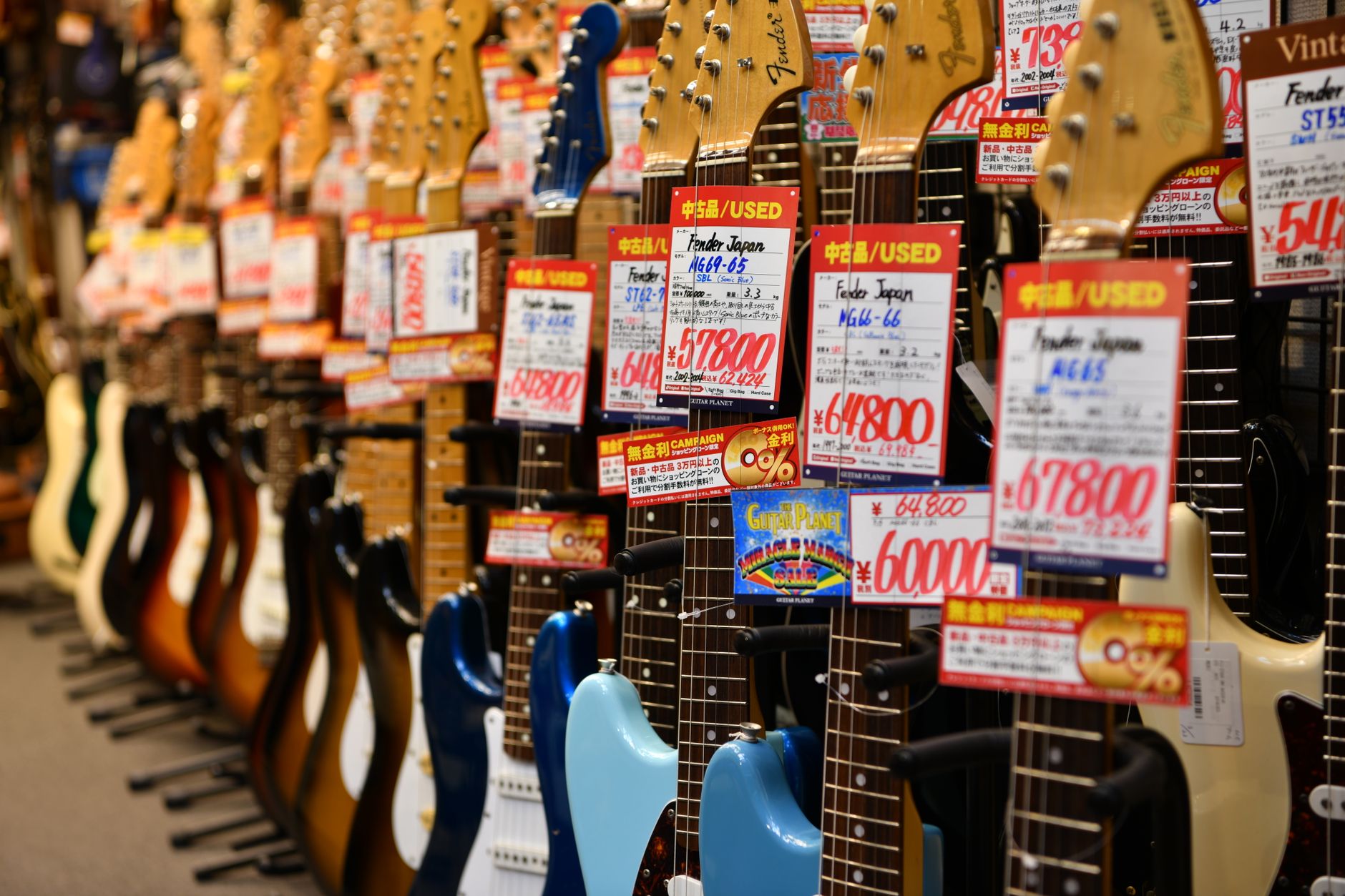 guitar amp variety store (Photo: David Dibert / Pexels)
