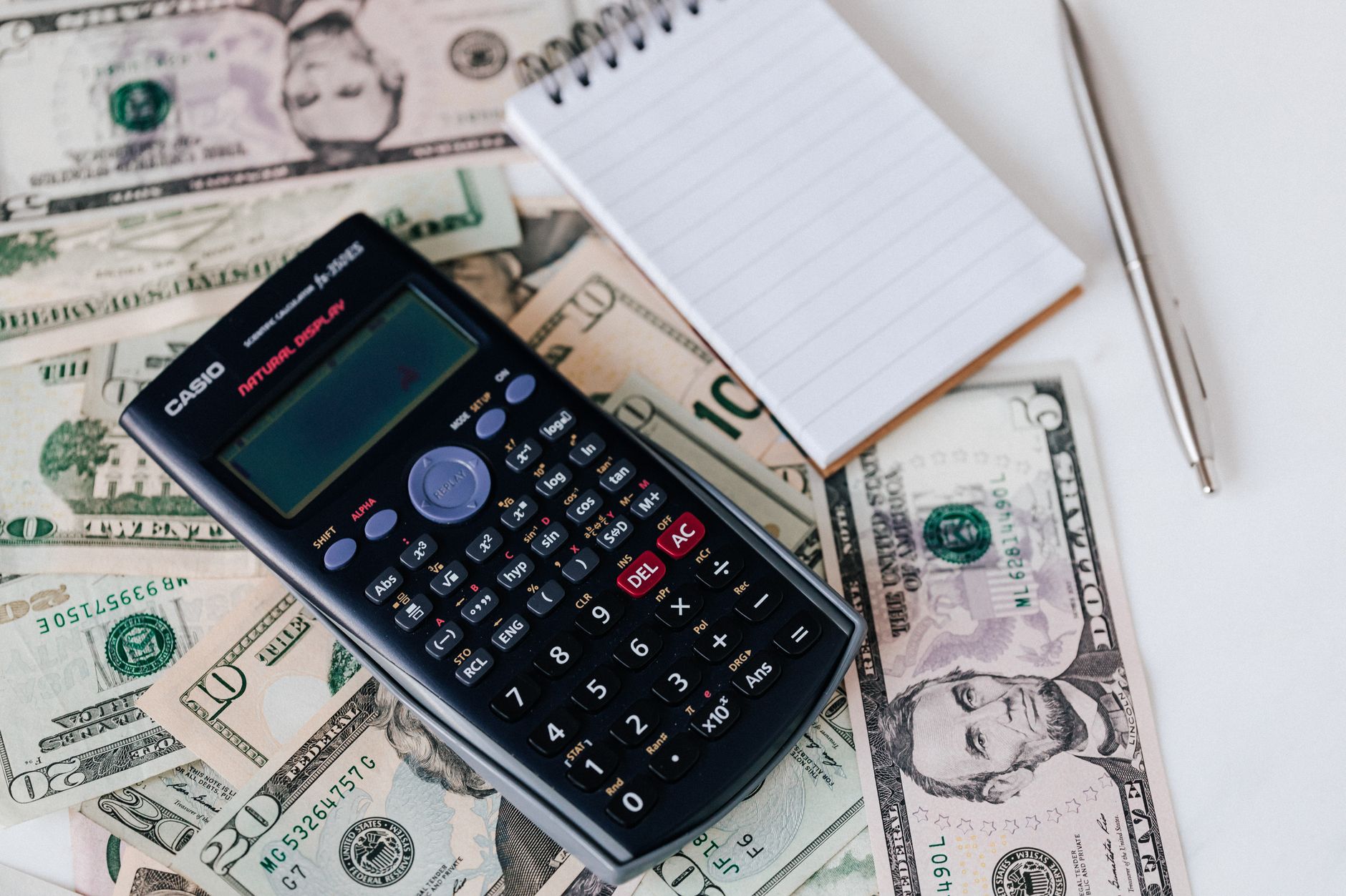 calculator money musician planning (Photo: www.kaboompics.com / Pexels)