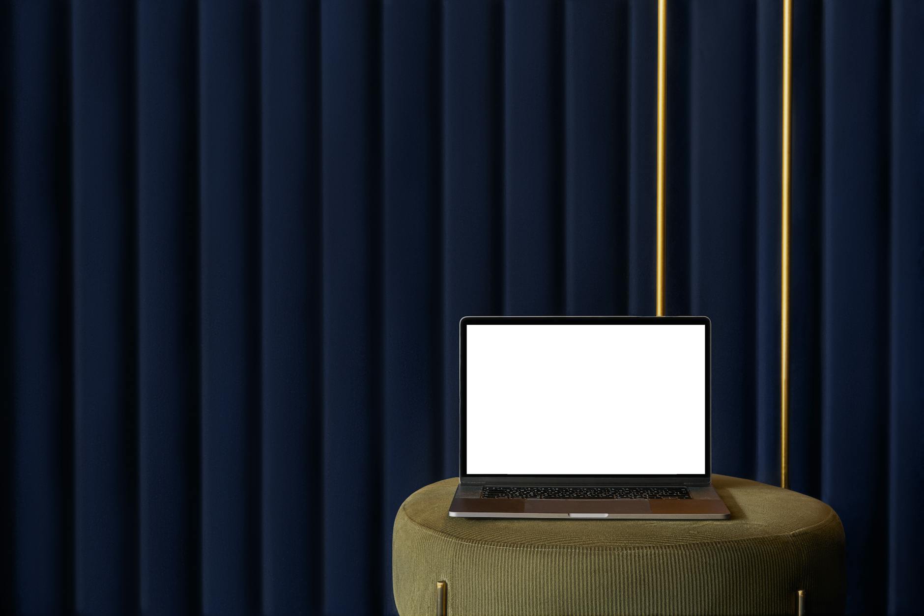 empty laptop screen streaming (Photo: gravity cut / Pexels)