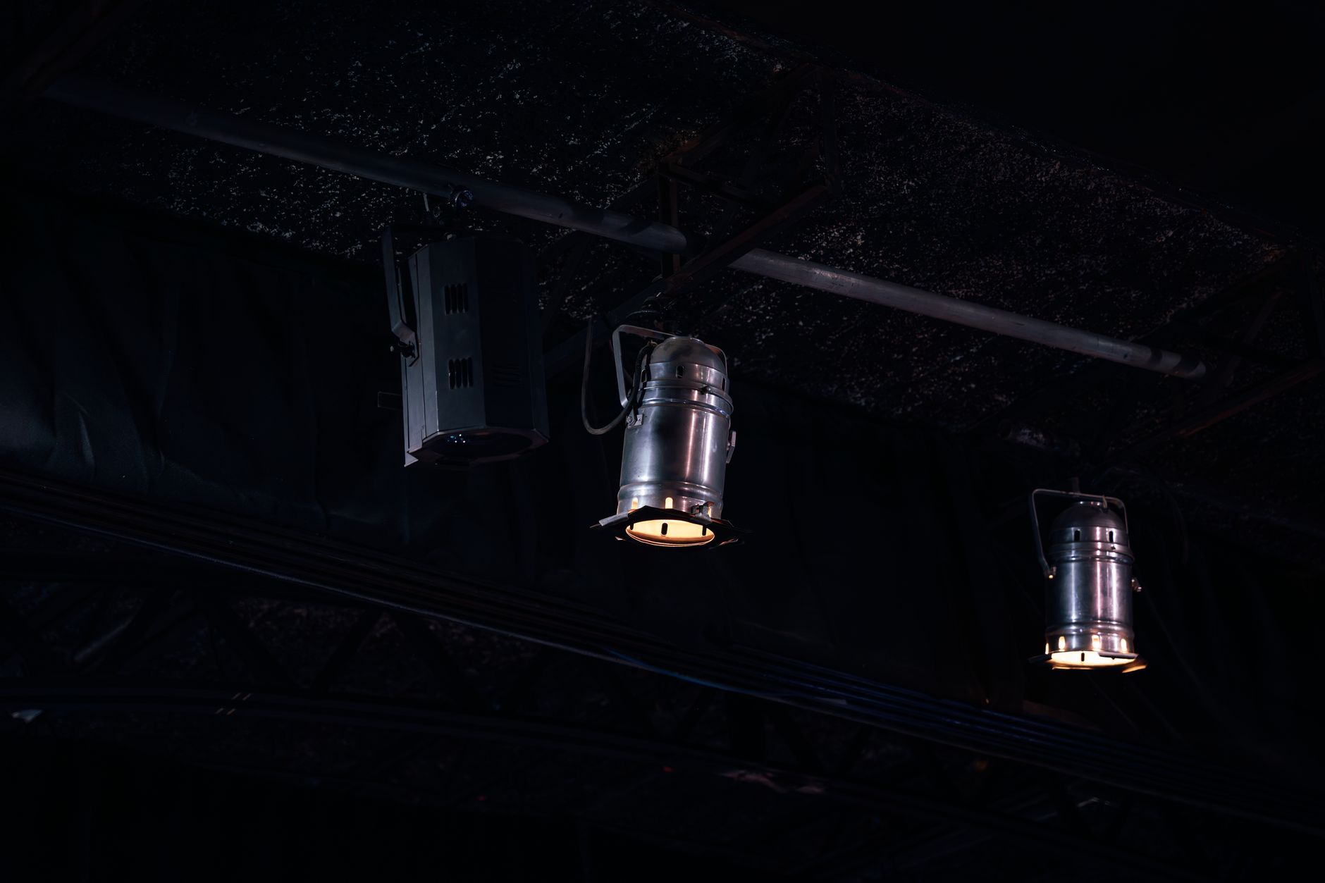 audition stage spotlight (Photo: Miguel González / Pexels)
