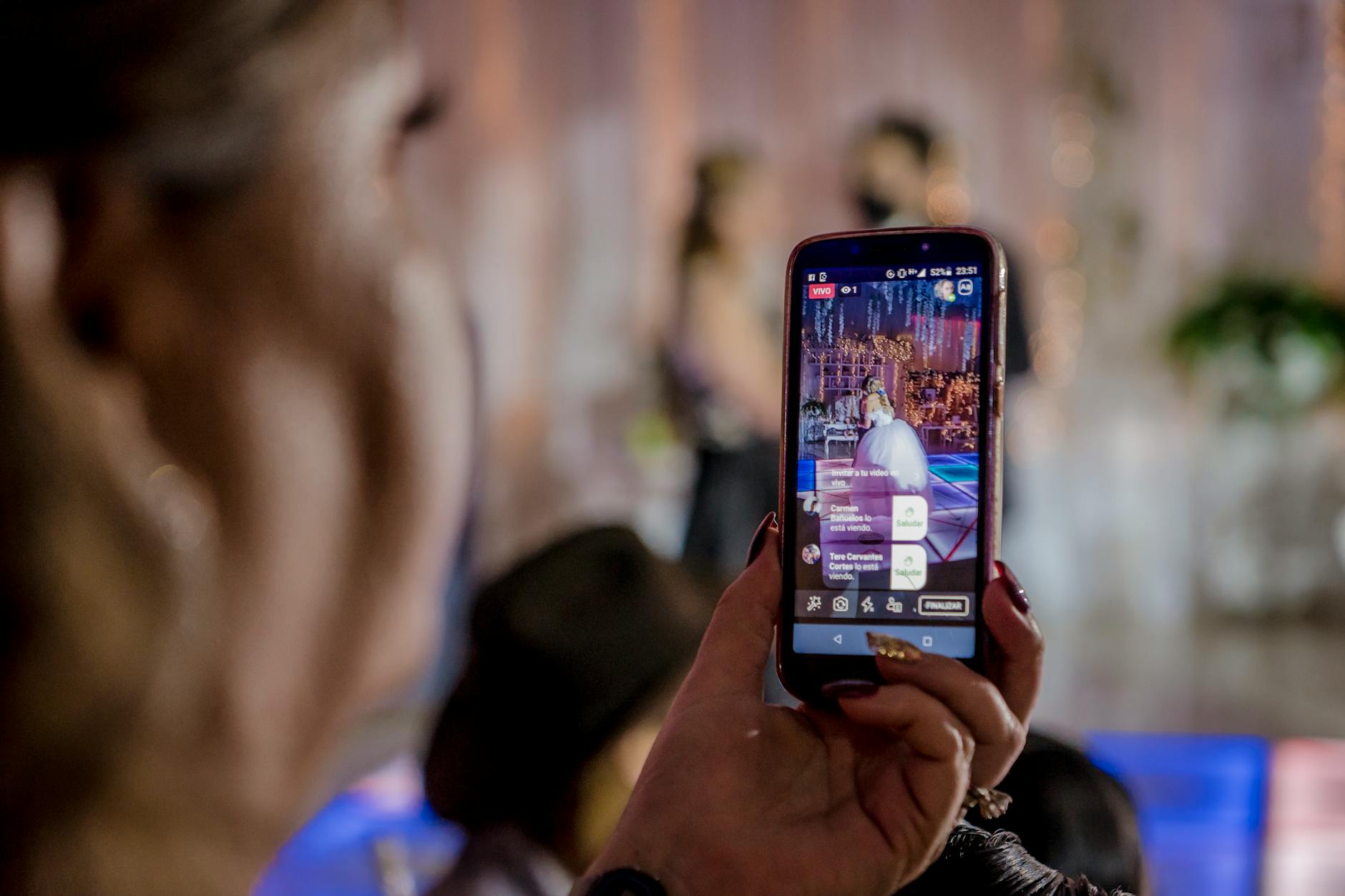 smartphone live streaming gift hand (Photo: Luis Becerra Fotógrafo / Pexels)