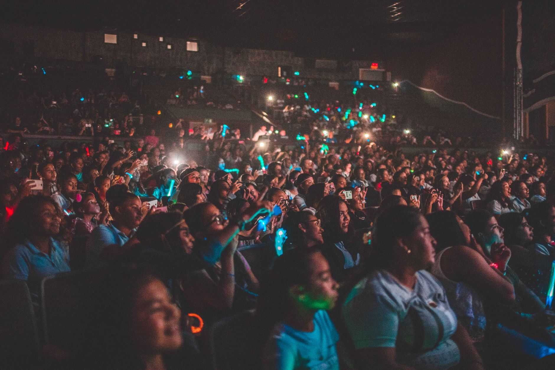 small concert audience (Photo: Luis Quintero / Pexels)