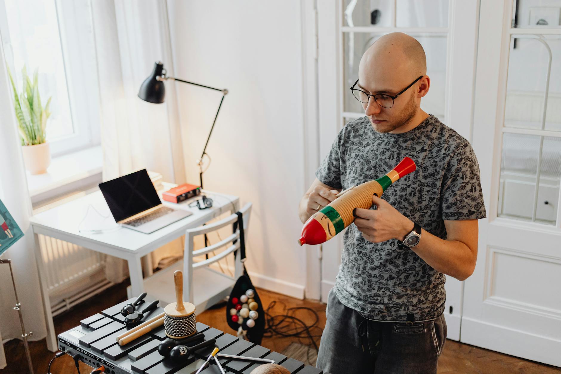 musician laptop live streaming home (Photo: www.kaboompics.com / Pexels)