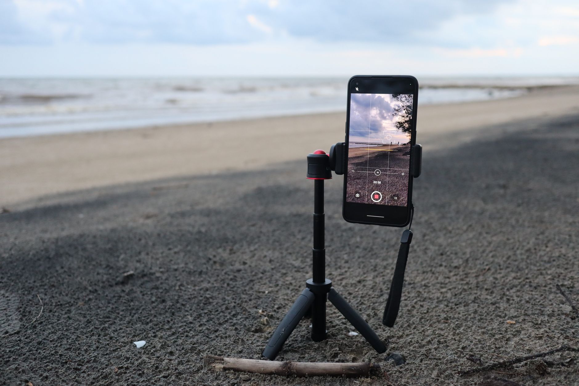 smartphone camera tripod (Photo: M. Noor TM / Pexels)