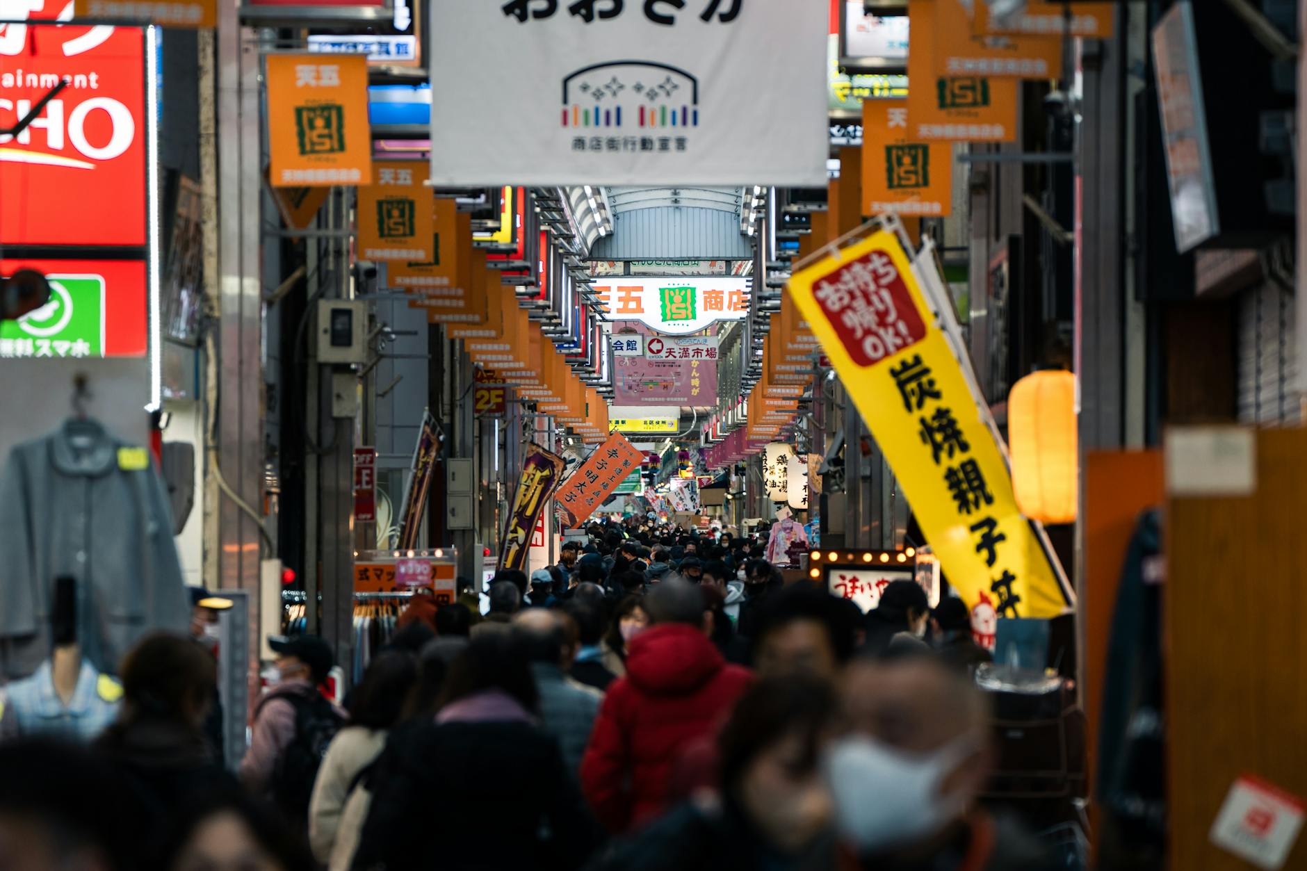 busker arcade shopping street japan (Photo: Satoshi Hirayama / Pexels)