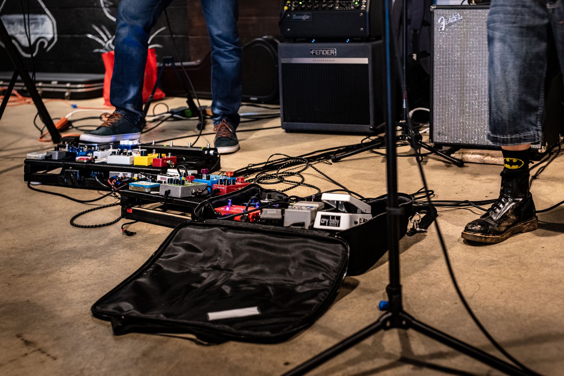 guitar pedal board chain (Photo: Dominik Gryzbon / Pexels)