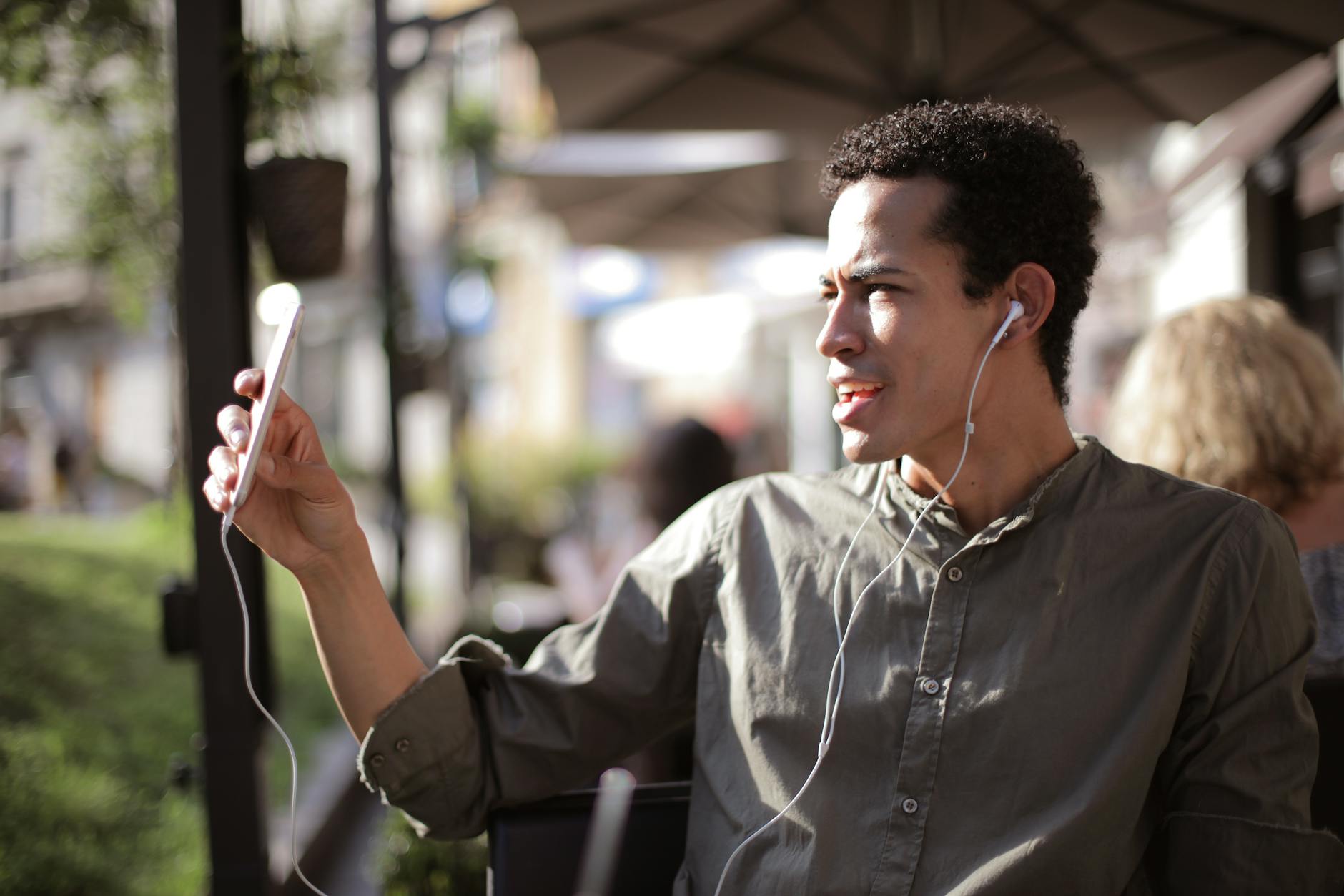 smartphone social media musician (Photo: Andrea Piacquadio / Pexels)