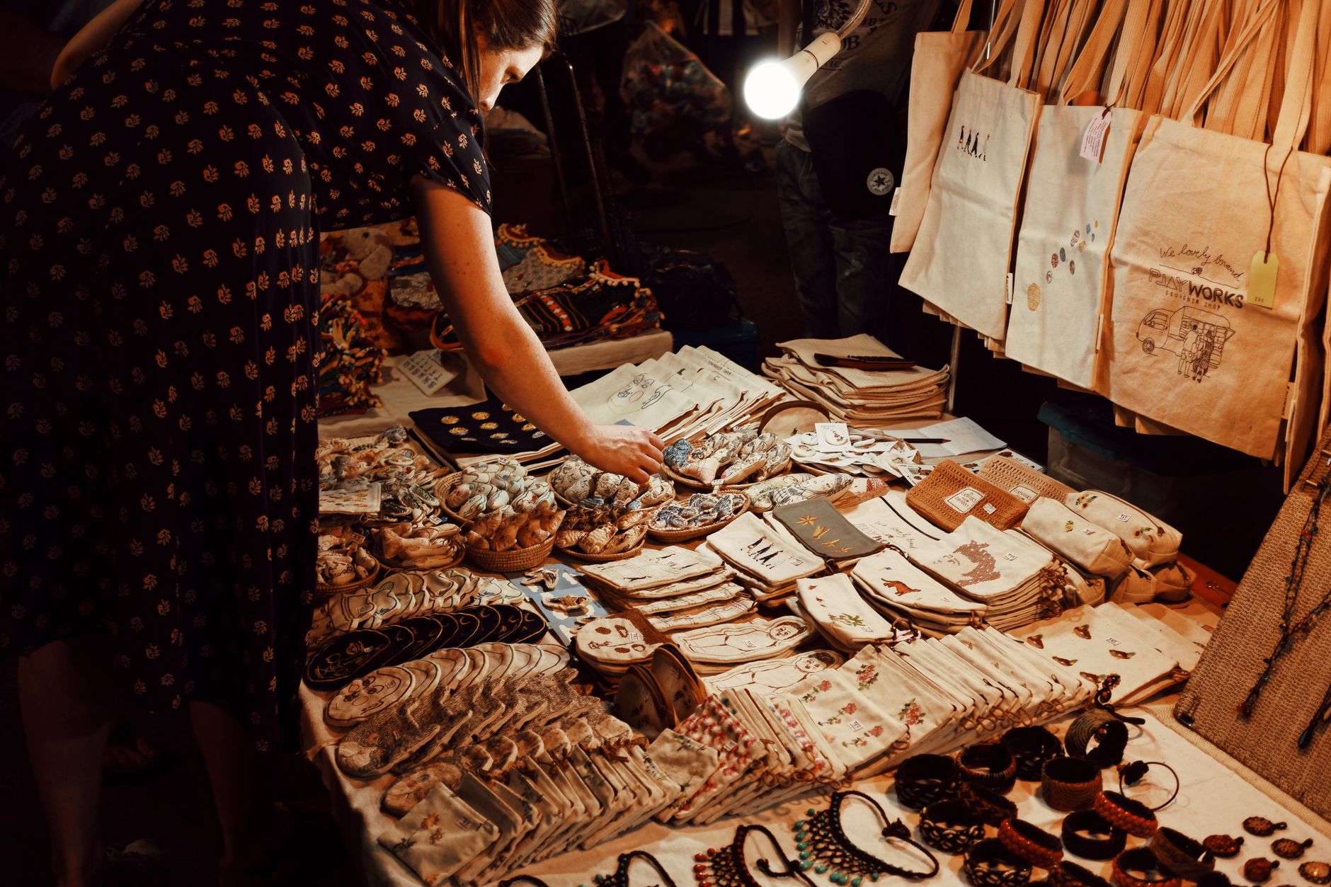 merchandise table concert (Photo: Mew wy. / Pexels)