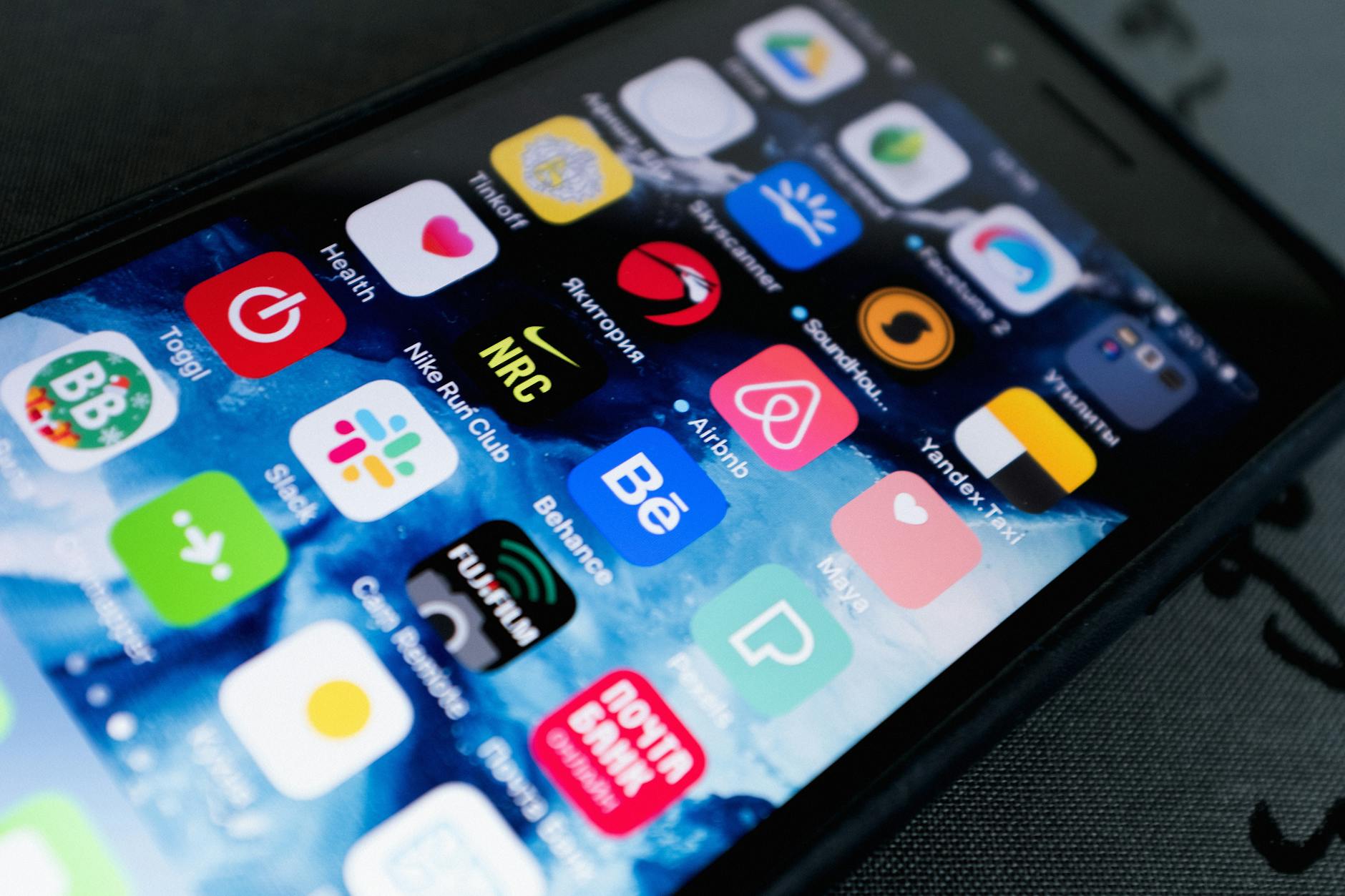 smartphone ticket app screen (Photo: ready made / Pexels)