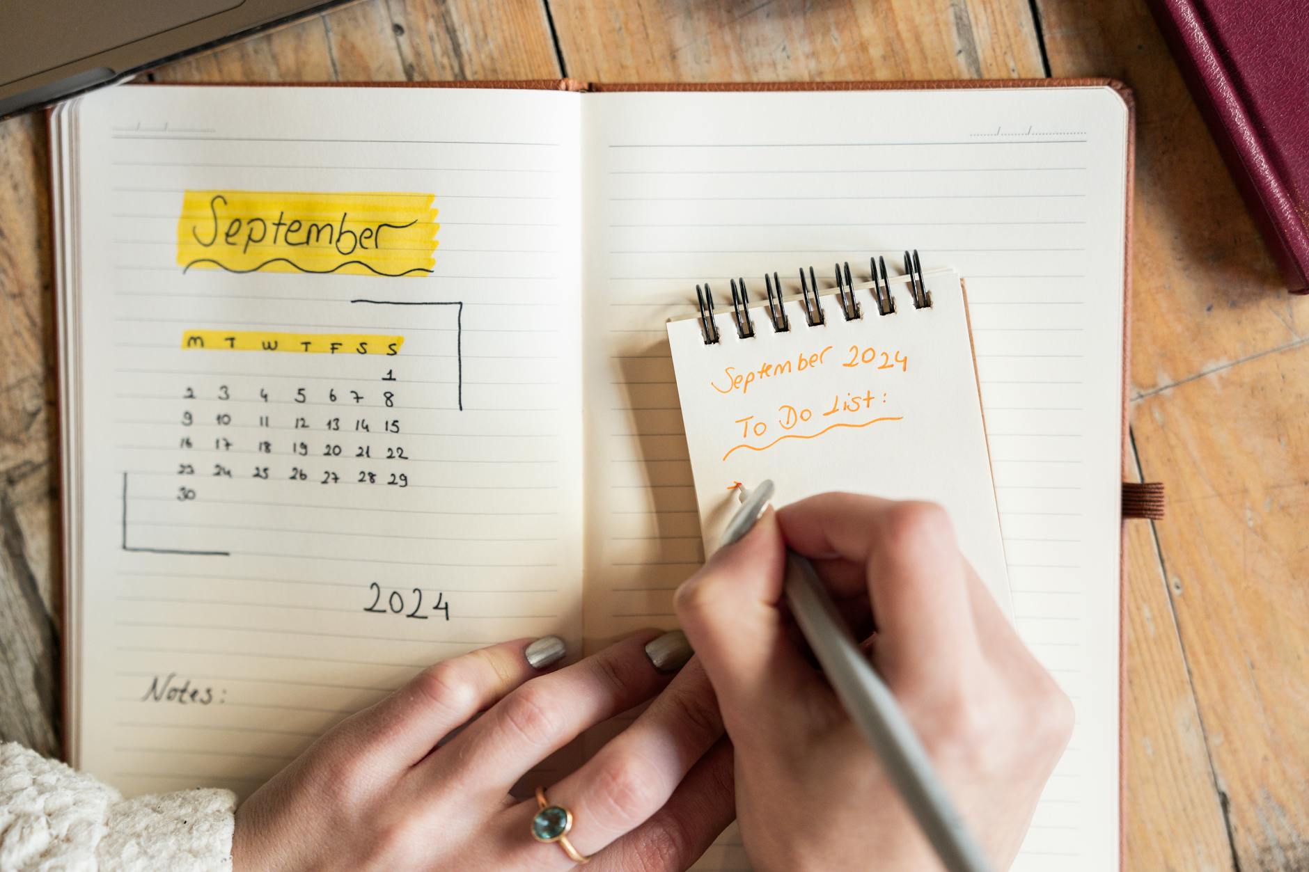 calendar planning hand (Photo: Ahmed ؜ / Pexels)