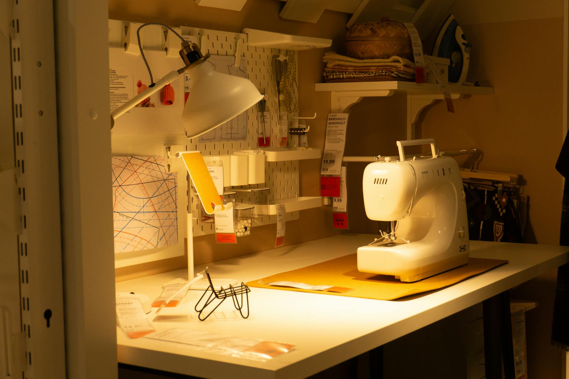 home studio warm light evening (Photo: Muhammed Hanefi / Pexels)