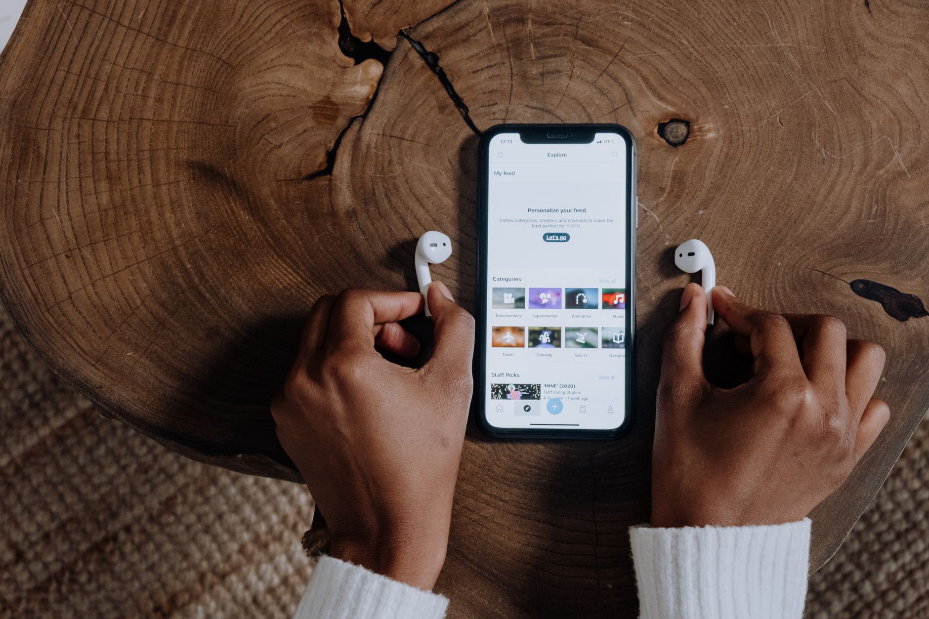 smartphone music streaming app (Photo: cottonbro studio / Pexels)