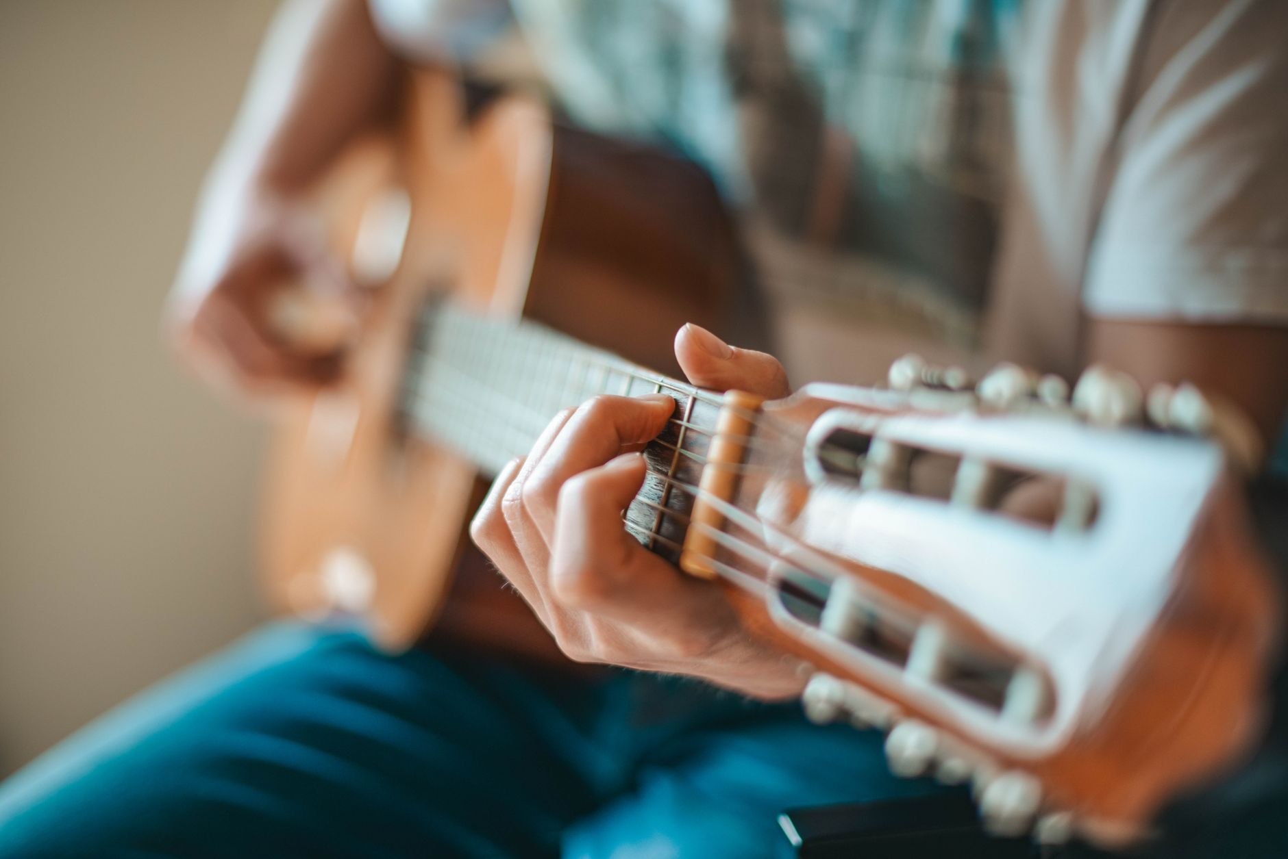 musician acoustic guitar warm (Photo: Paul Deetman / Pexels)