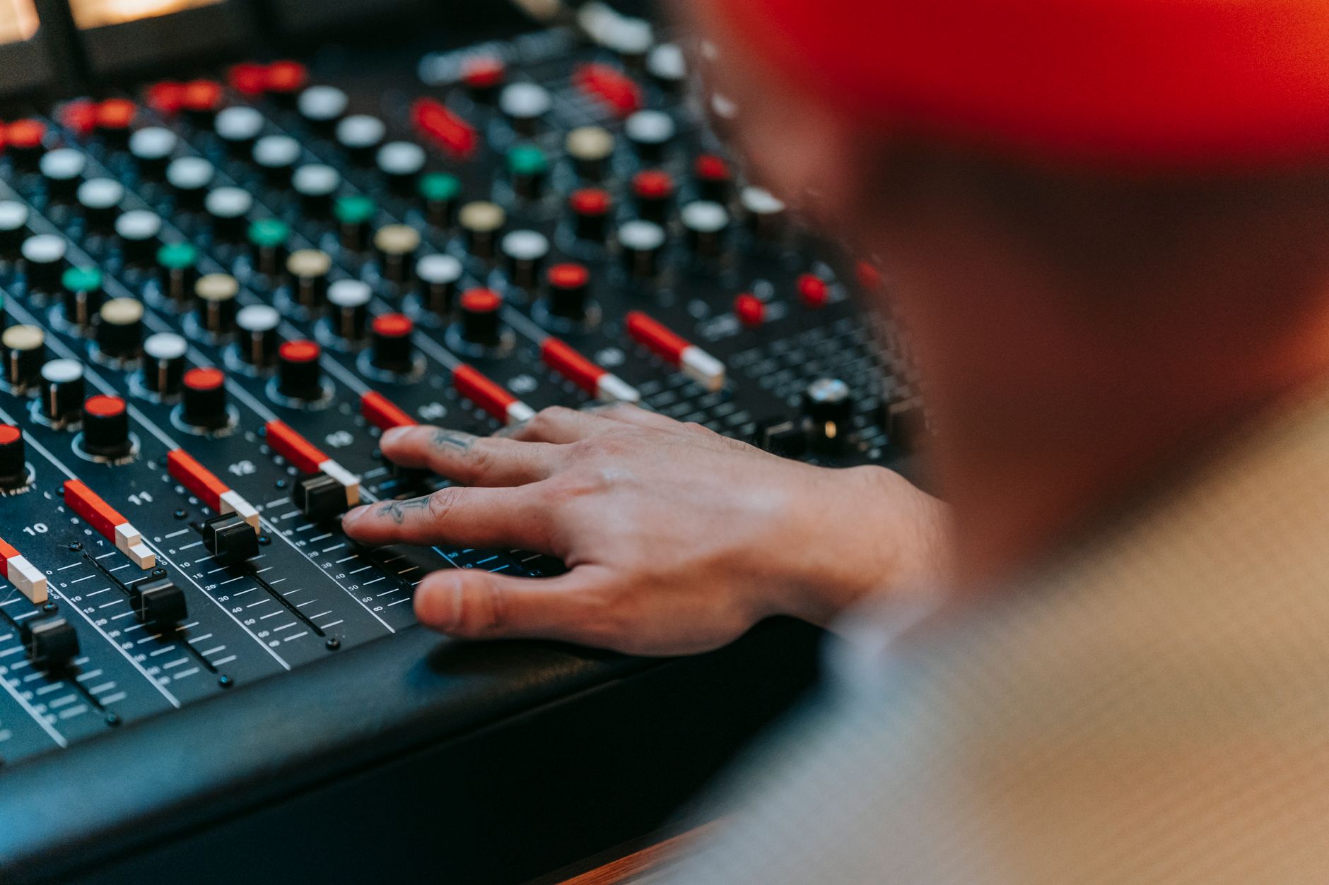 sound engineer mixing (Photo: Anna Pou / Pexels)