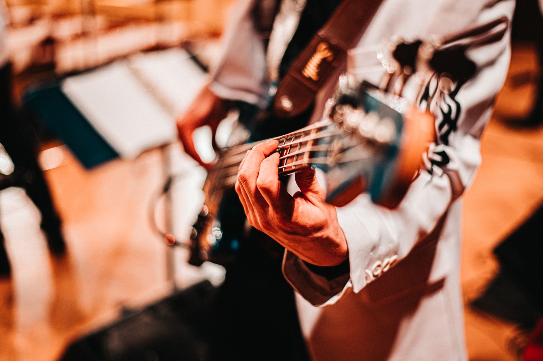 musician guitar evening warm light (Photo: Jan Kopřiva / Pexels)