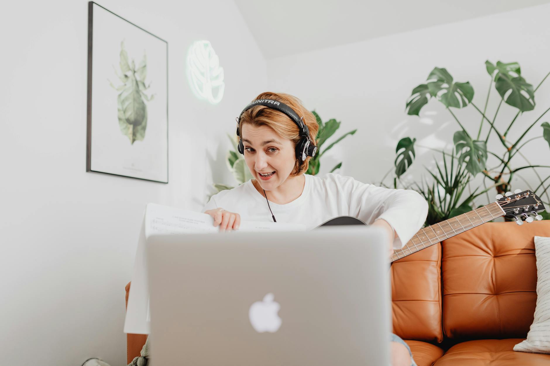 musician home laptop live streaming (Photo: www.kaboompics.com / Pexels)
