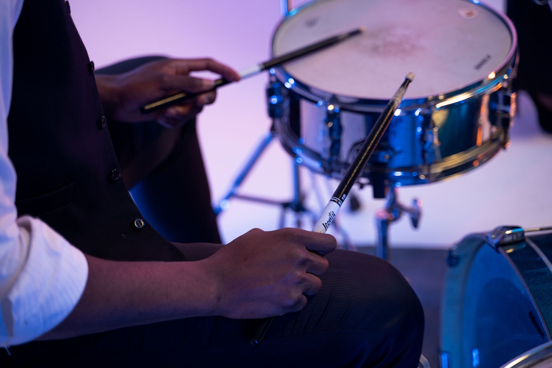 drummer hands playing (Photo: AI25.Studio AI GENERATIVE / Pexels)