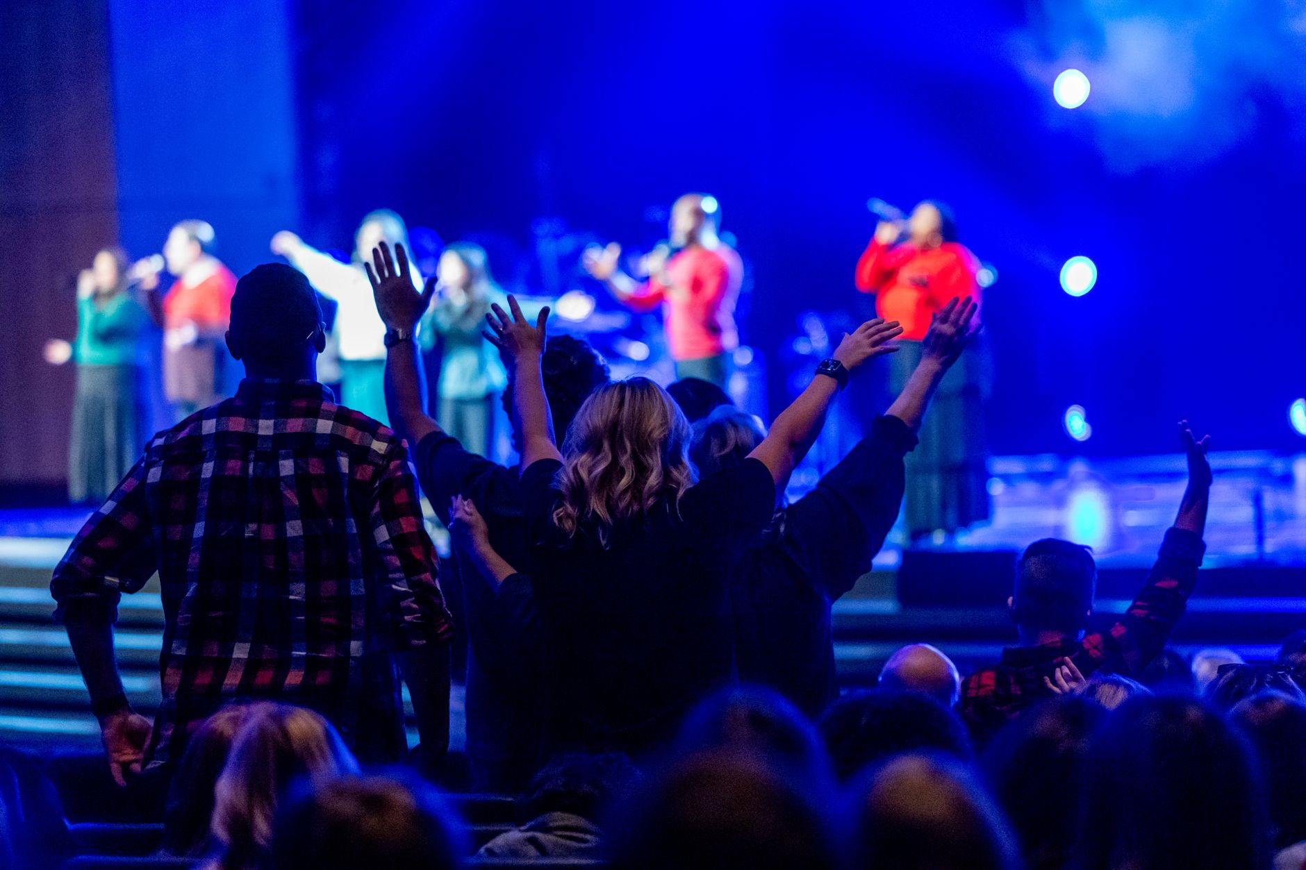 audience singing (Photo: Caleb Oquendo / Pexels)
