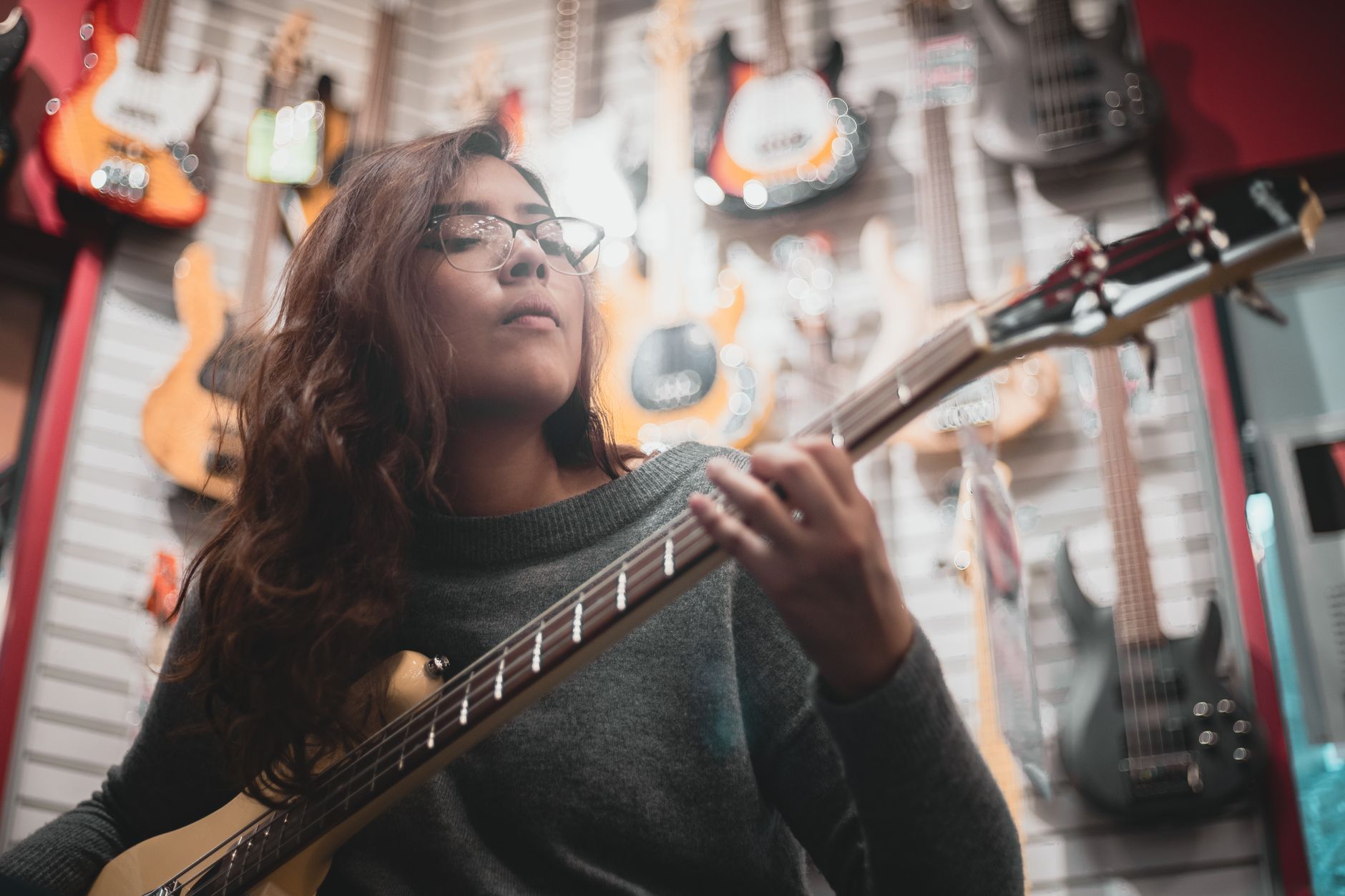 musician guitar choice warm (Photo: Martin Lopez / Pexels)