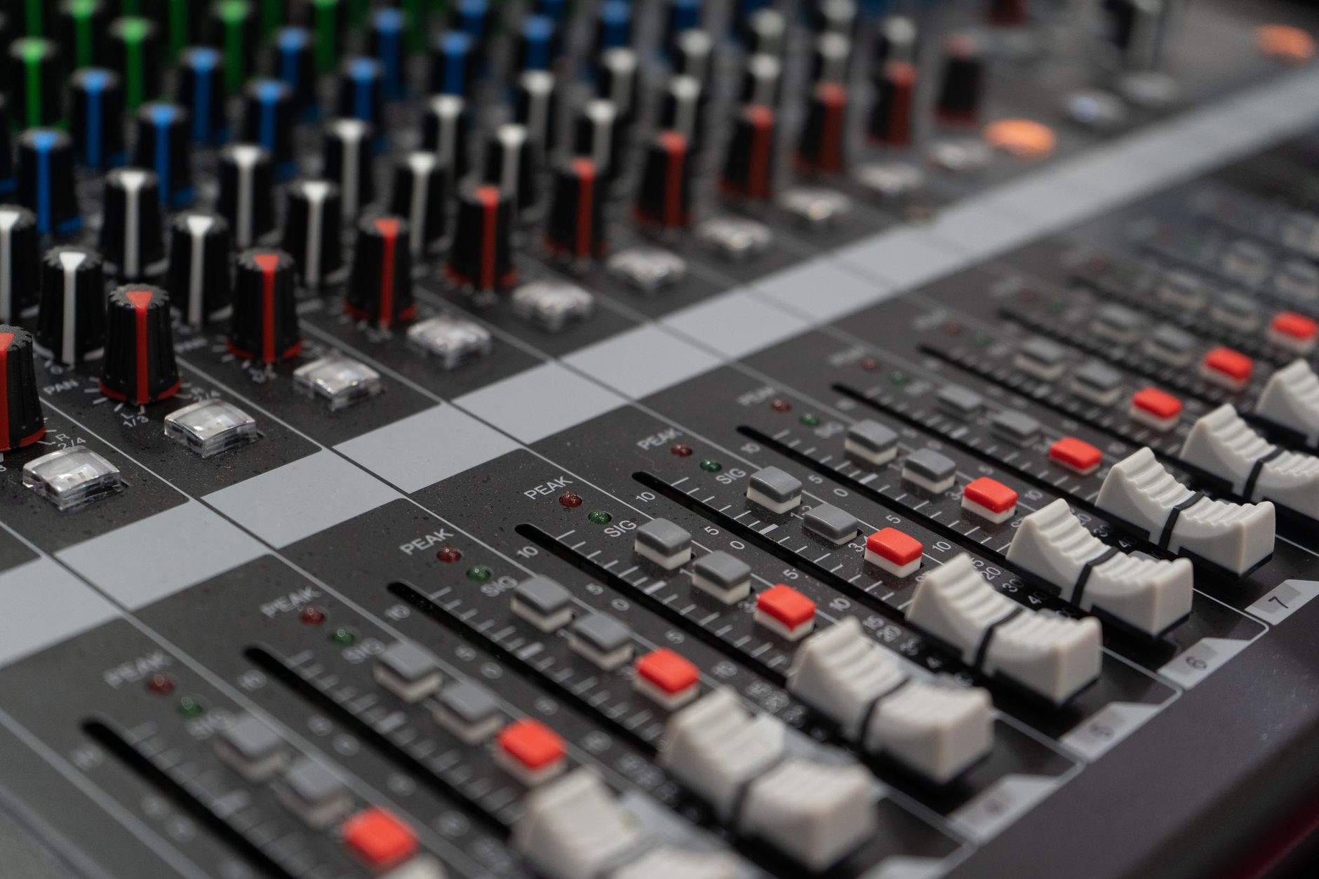 studio mixing console daw (Photo: Kishan Rahul Jose / Pexels)