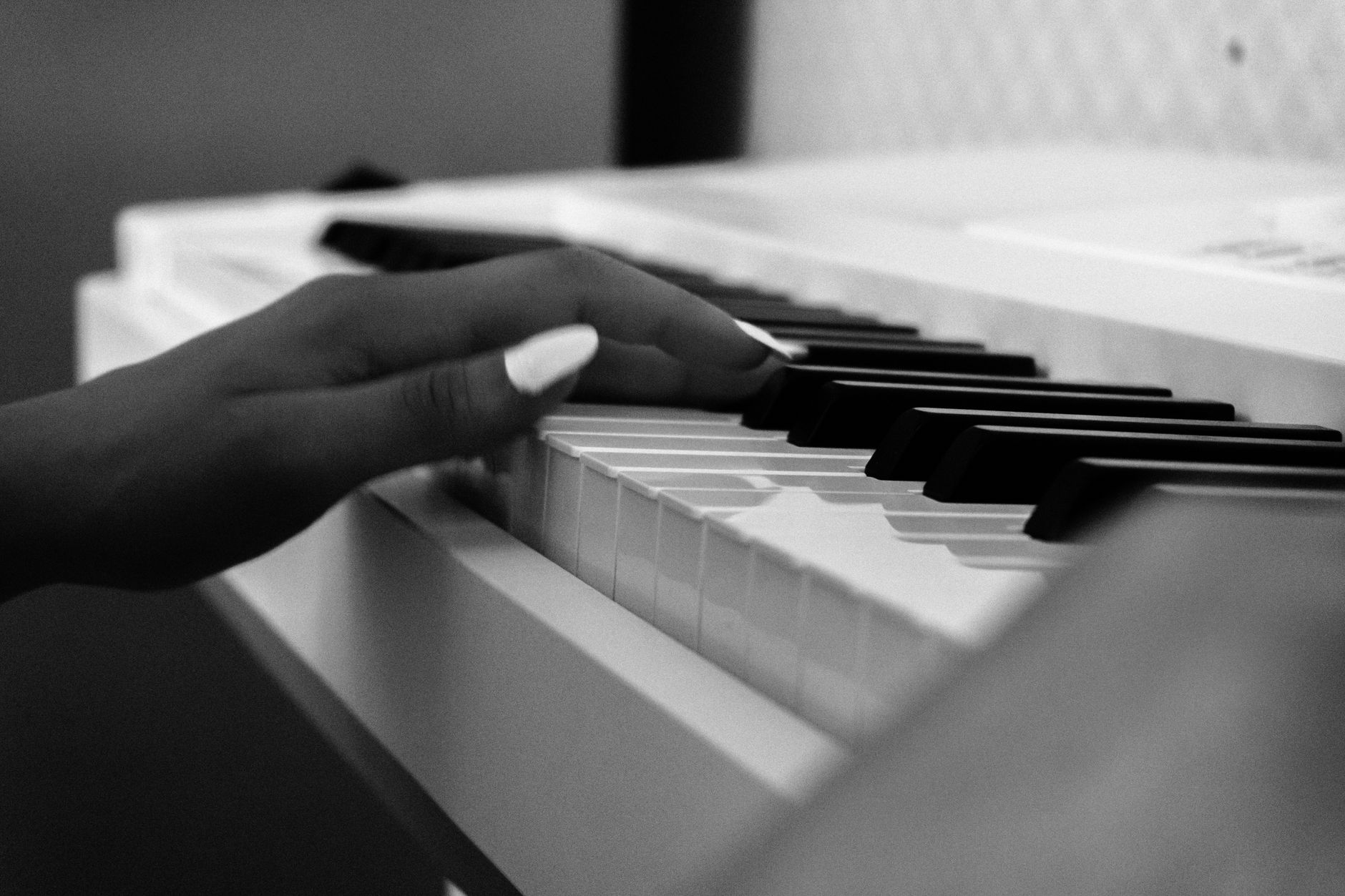 piano keyboard hand (Photo: Zulfugar Karimov / Pexels)