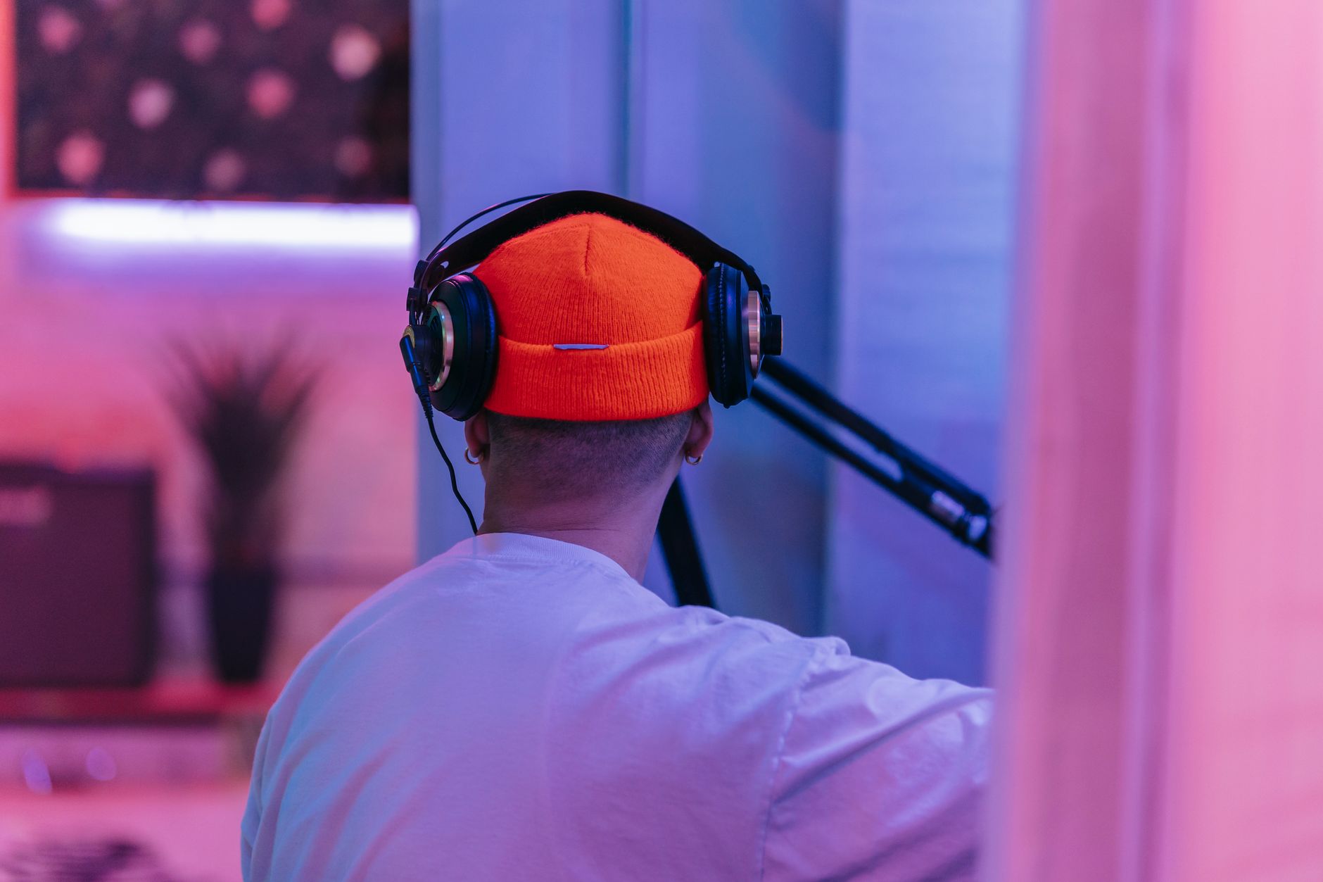 musician home studio warm (Photo: Anna Pou / Pexels)