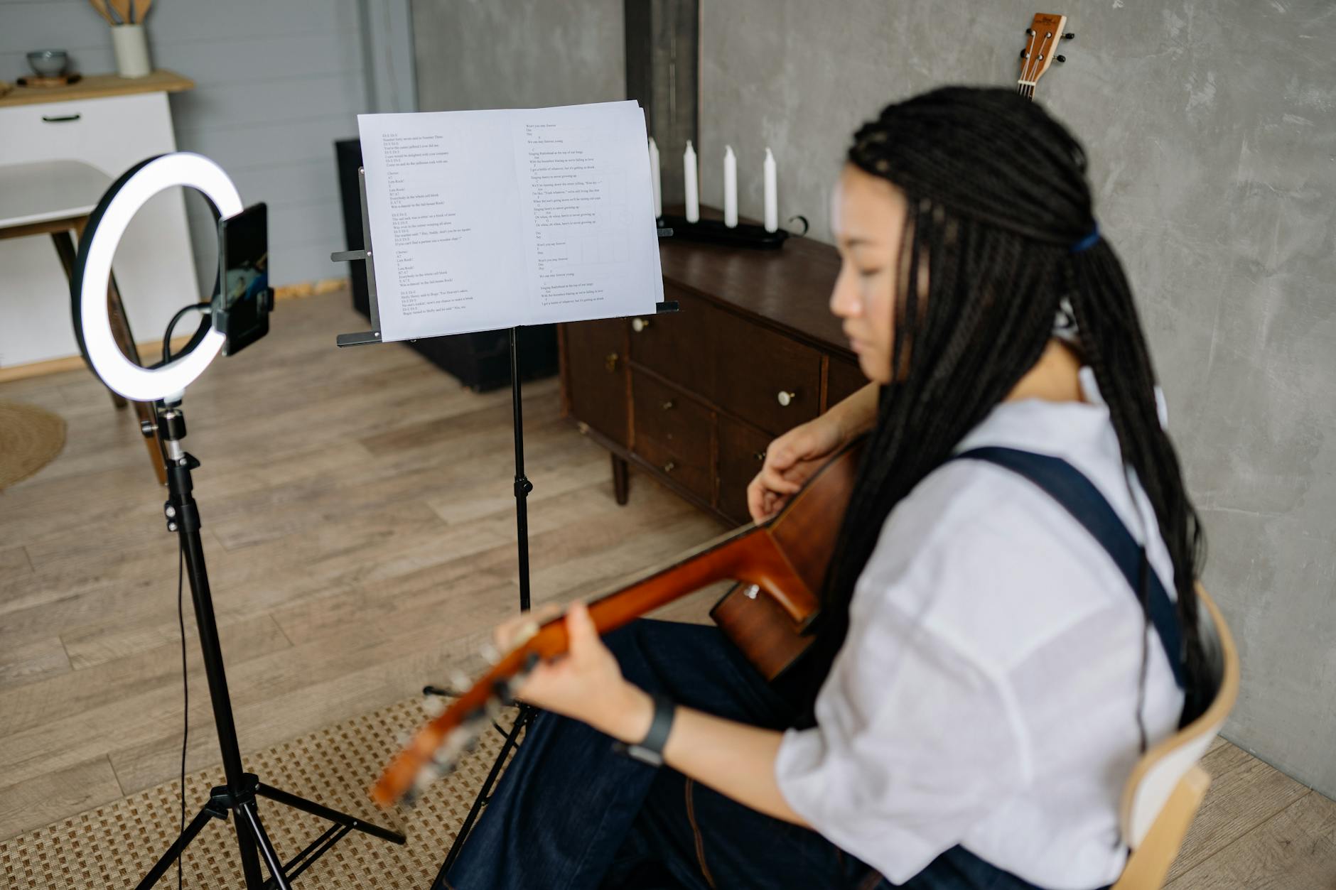 musician home guitar streaming (Photo: Yan Krukau / Pexels)
