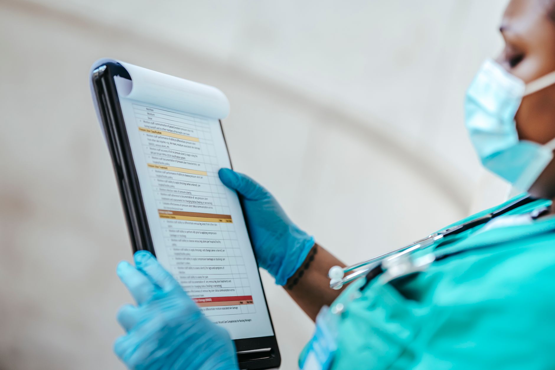 checklist tablet (Photo: Laura James / Pexels)