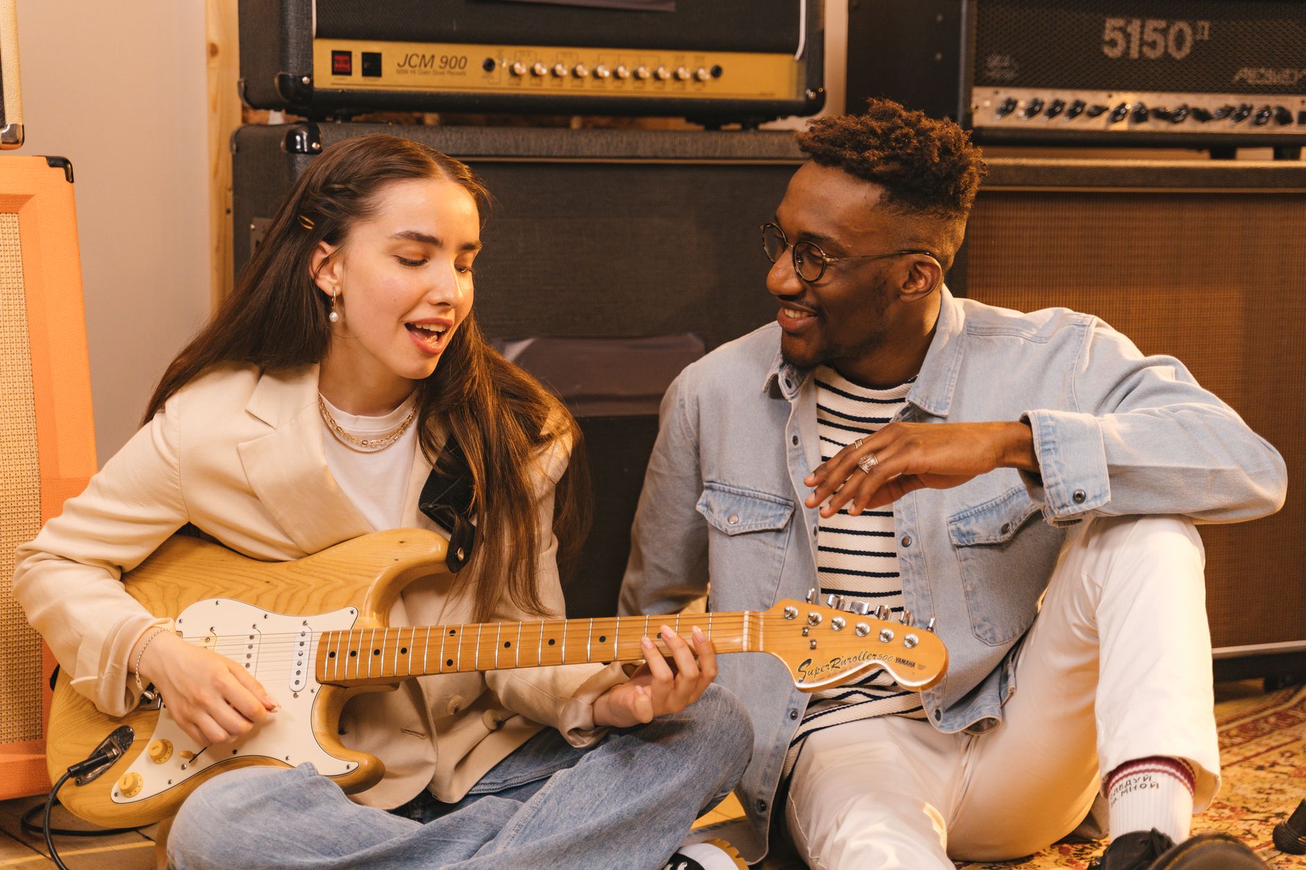 musicians talking smile (Photo: AI25.Studio AI GENERATIVE / Pexels)