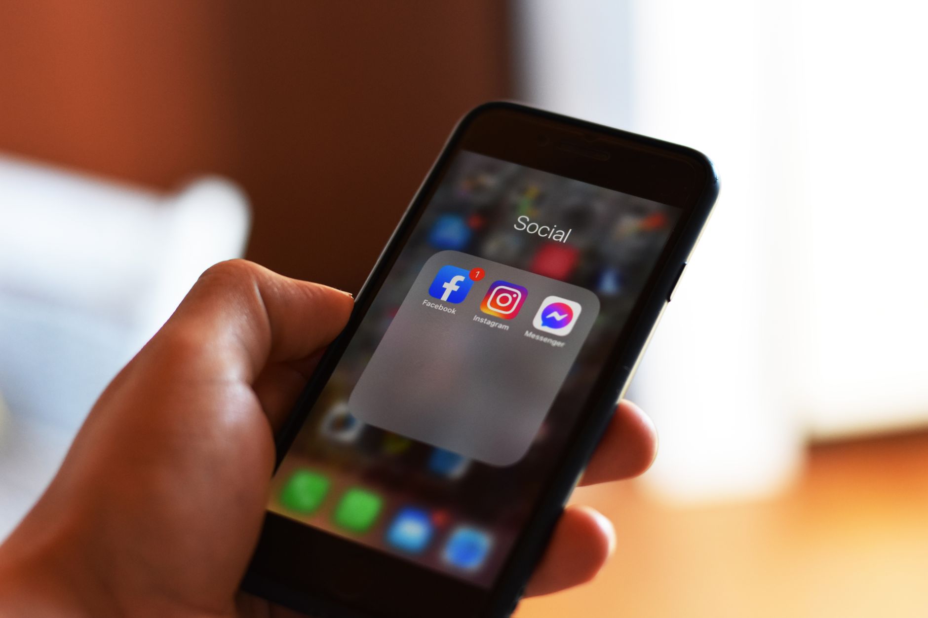 smartphone social media (Photo: Brian Ramirez / Pexels)