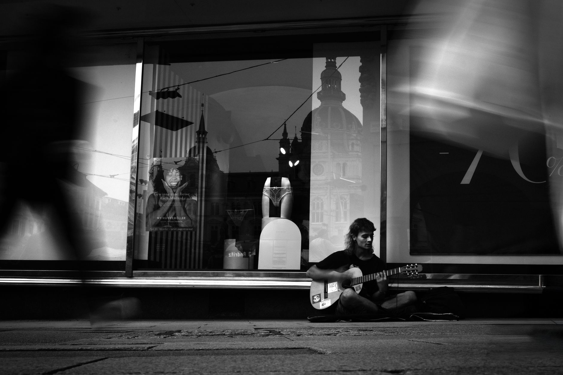 busker amplifier sidewalk pedestrian (Photo: PIC MATTI / Pexels)