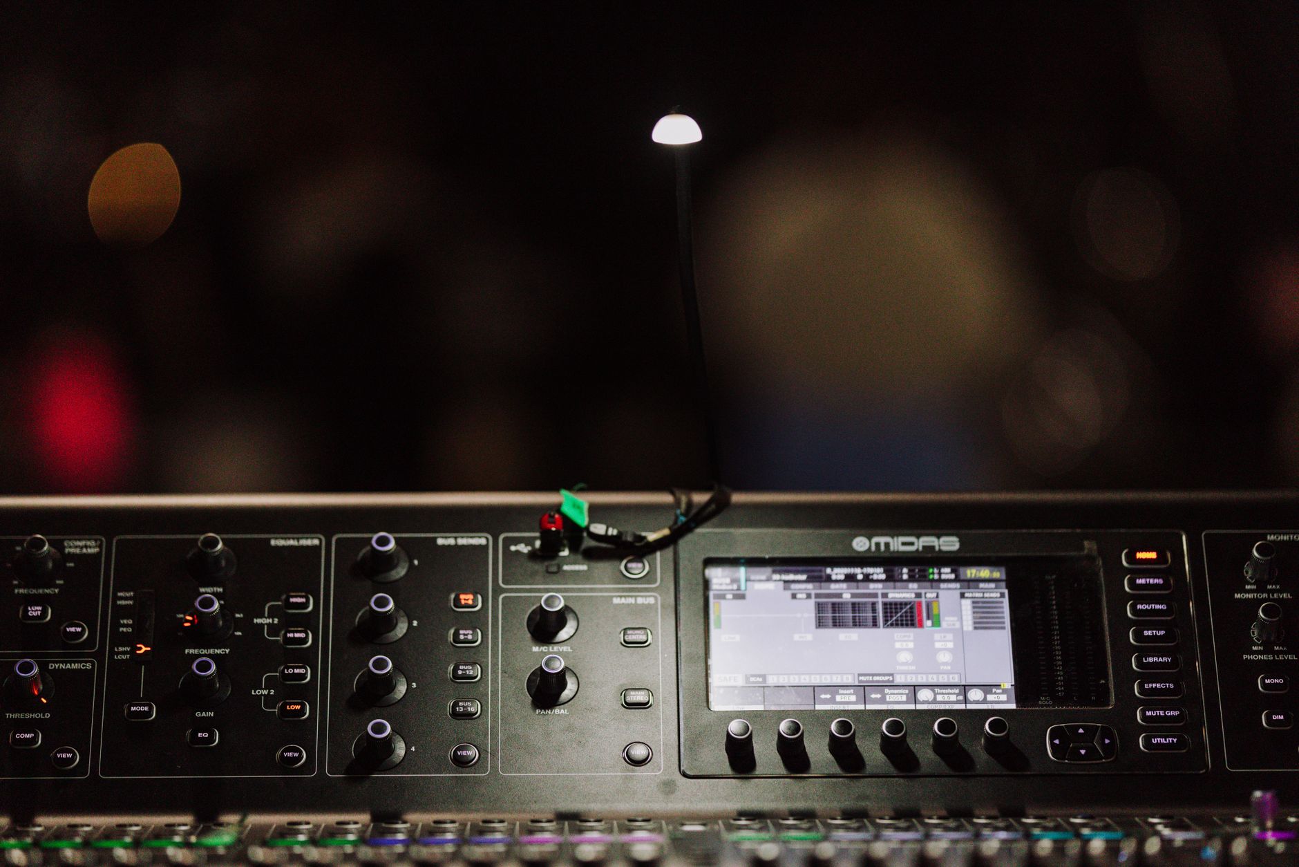 mixing console live (Photo: K / Pexels)