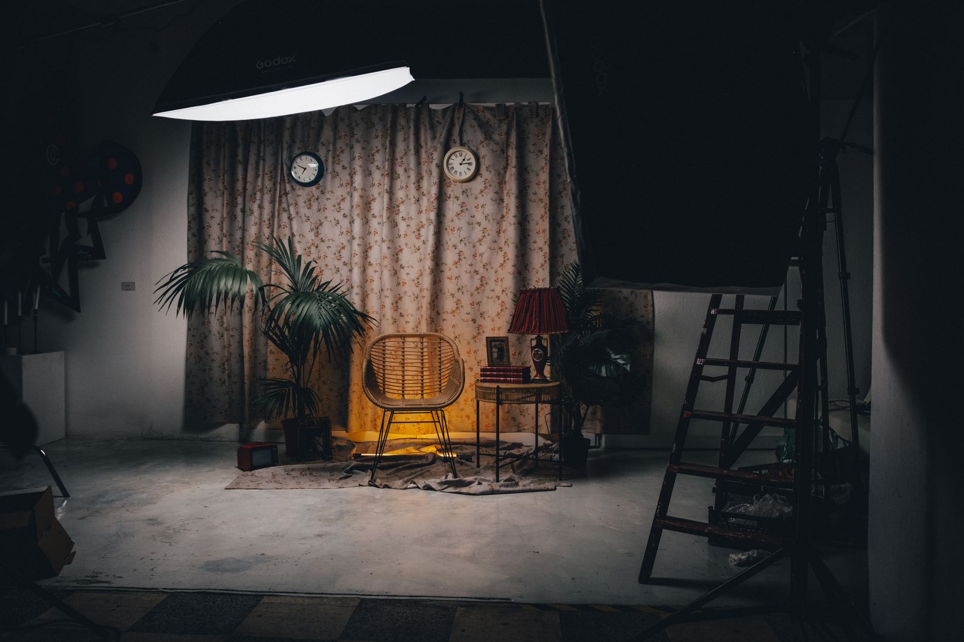 home studio warm light (Photo: Jaycee300s / Pexels)